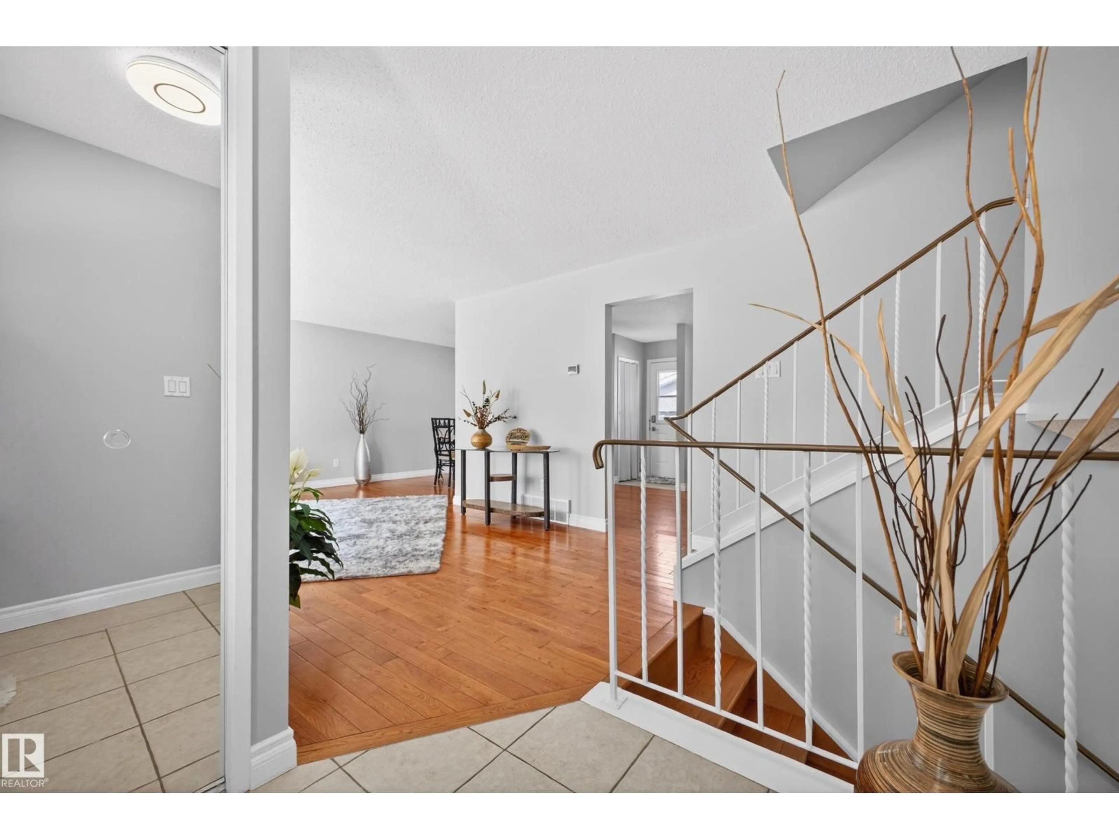 Indoor entryway for 104 GRANDIN DR, Morinville Alberta T8R1H5