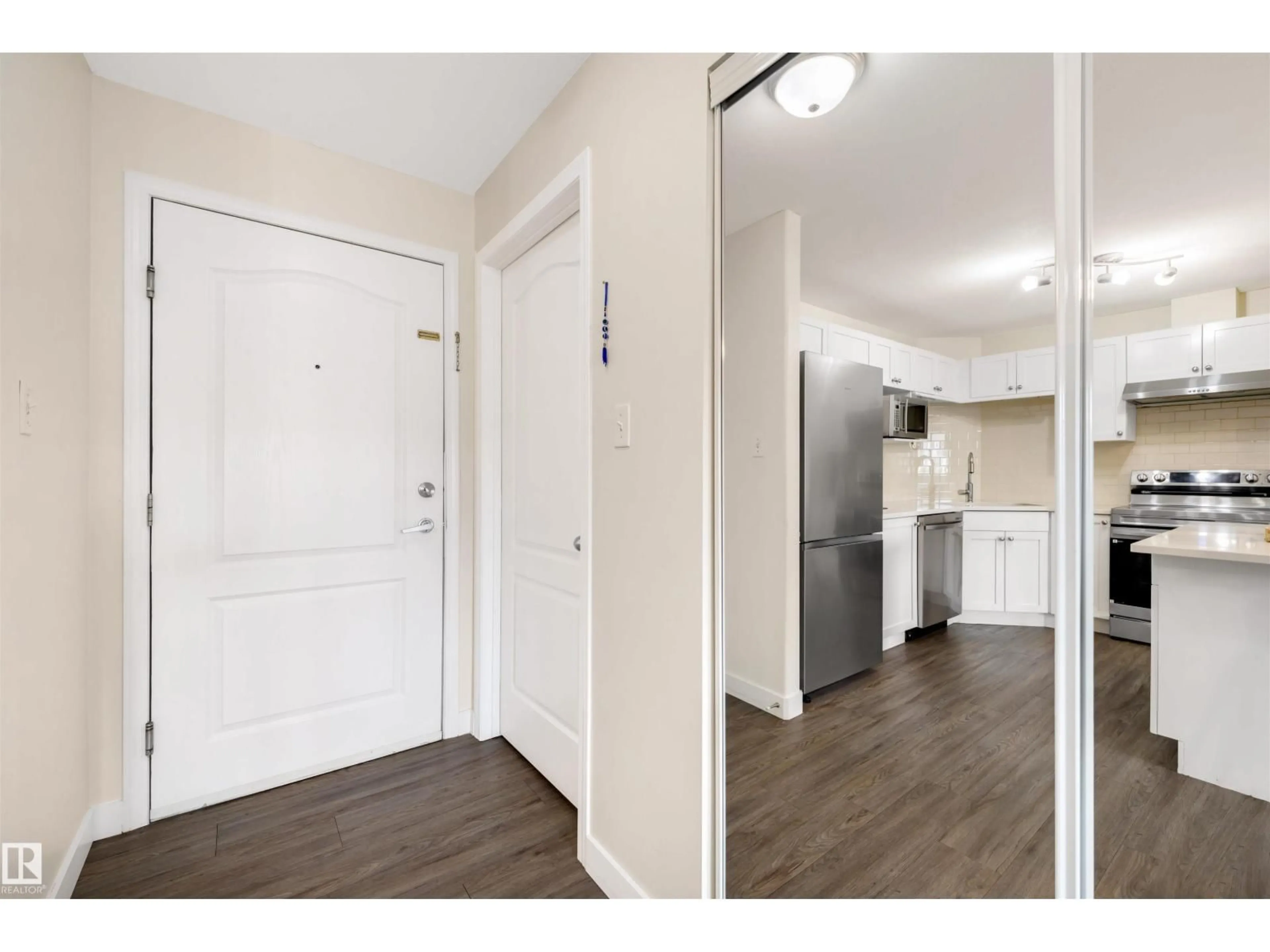 Indoor entryway for 5306 SOUTH TERWILLEGAR DR, Edmonton Alberta T6R0M1