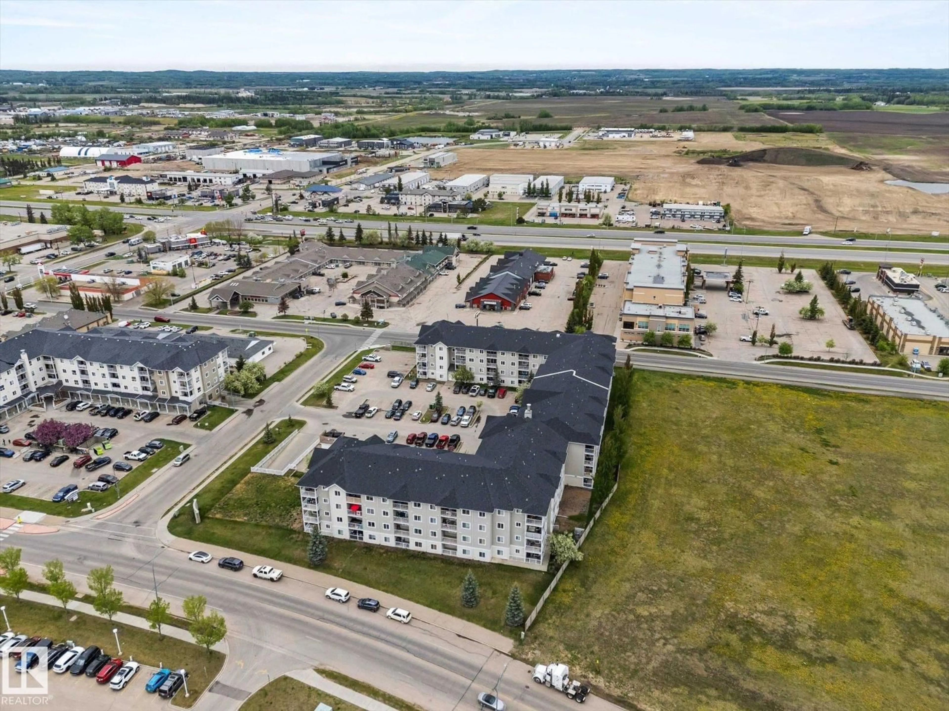 A pic from outside/outdoor area/front of a property/back of a property/a pic from drone, building for #327 - 4309 33 ST, Stony Plain Alberta T7Z0C4