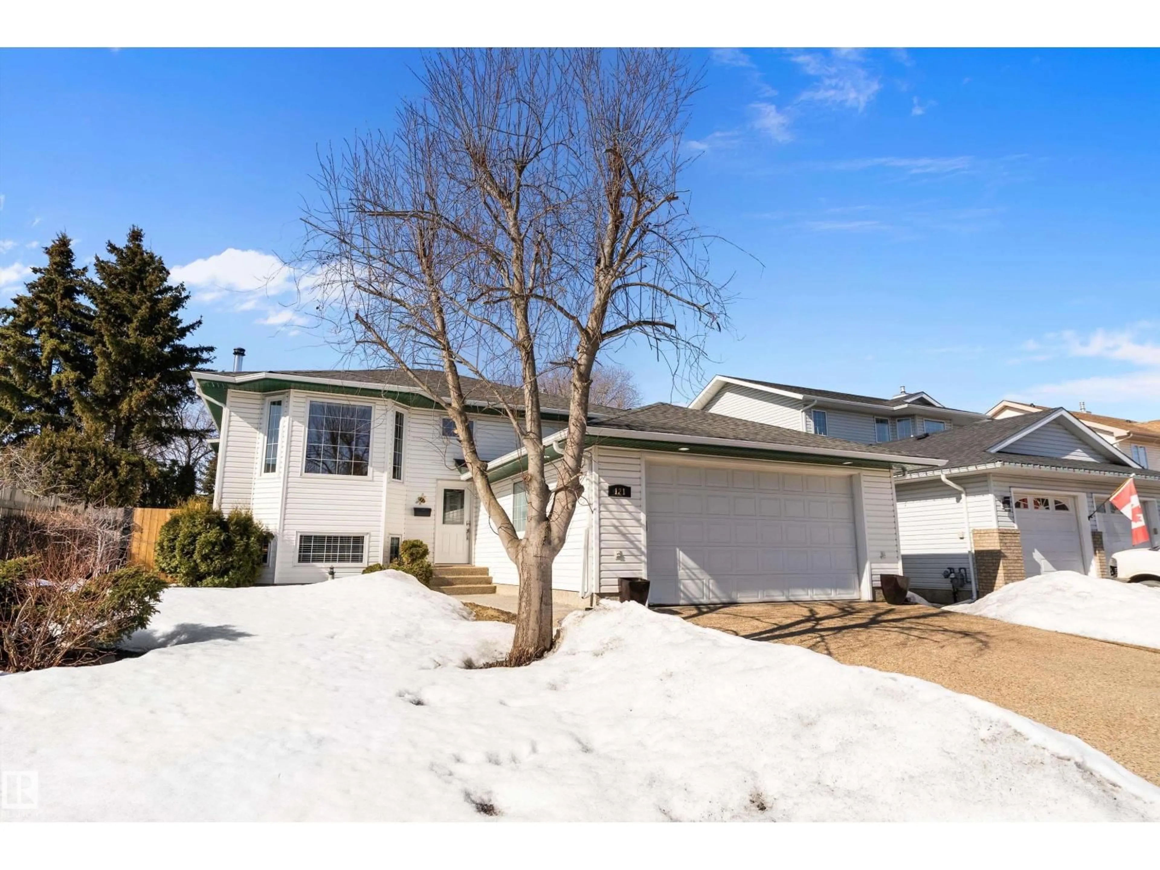 A pic from outside/outdoor area/front of a property/back of a property/a pic from drone, street for 121 DUFFERIN ST, St. Albert Alberta T8N6G7