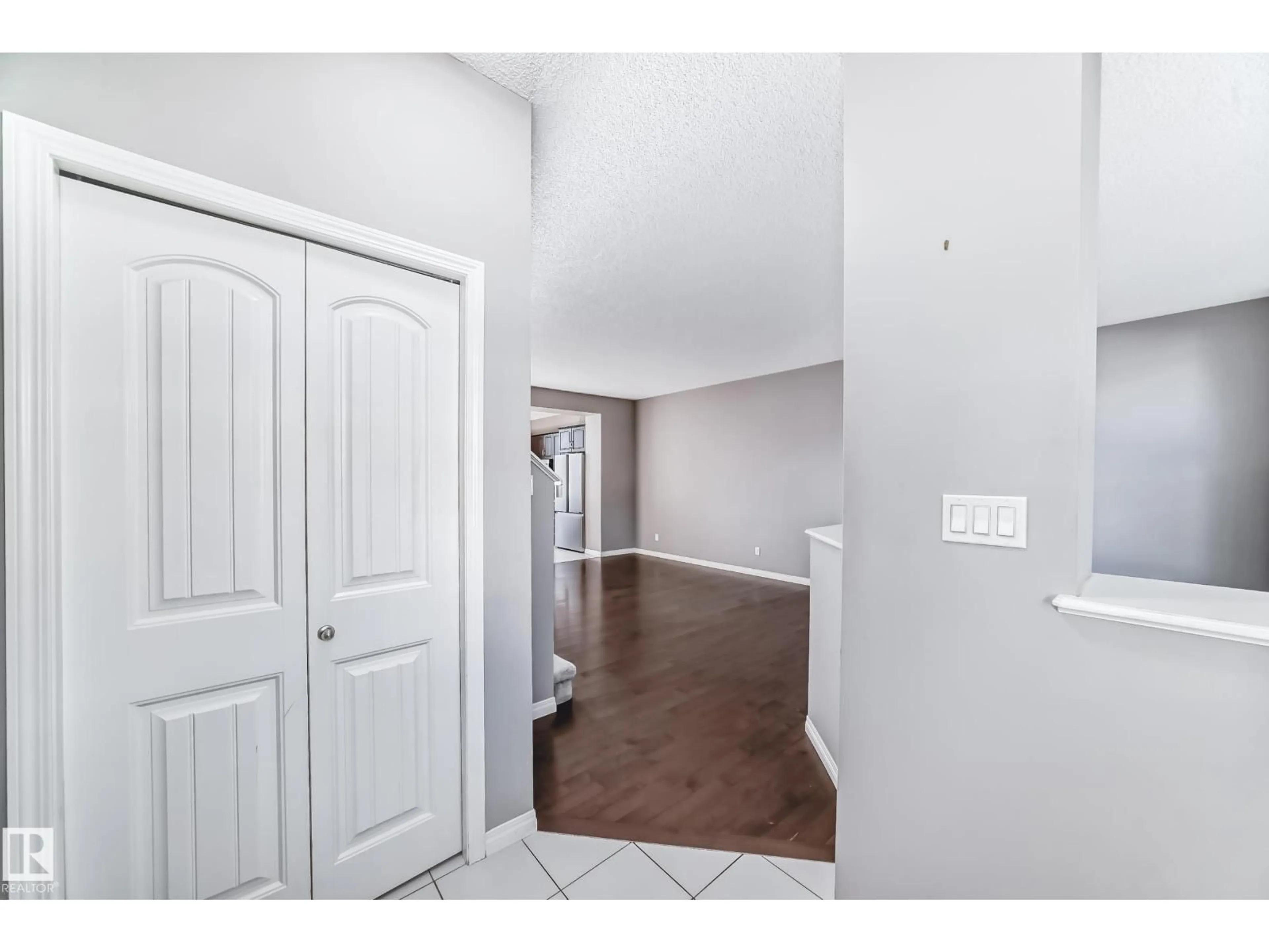 Indoor entryway for 3116 ARTHURS CR, Edmonton Alberta T6W2H7