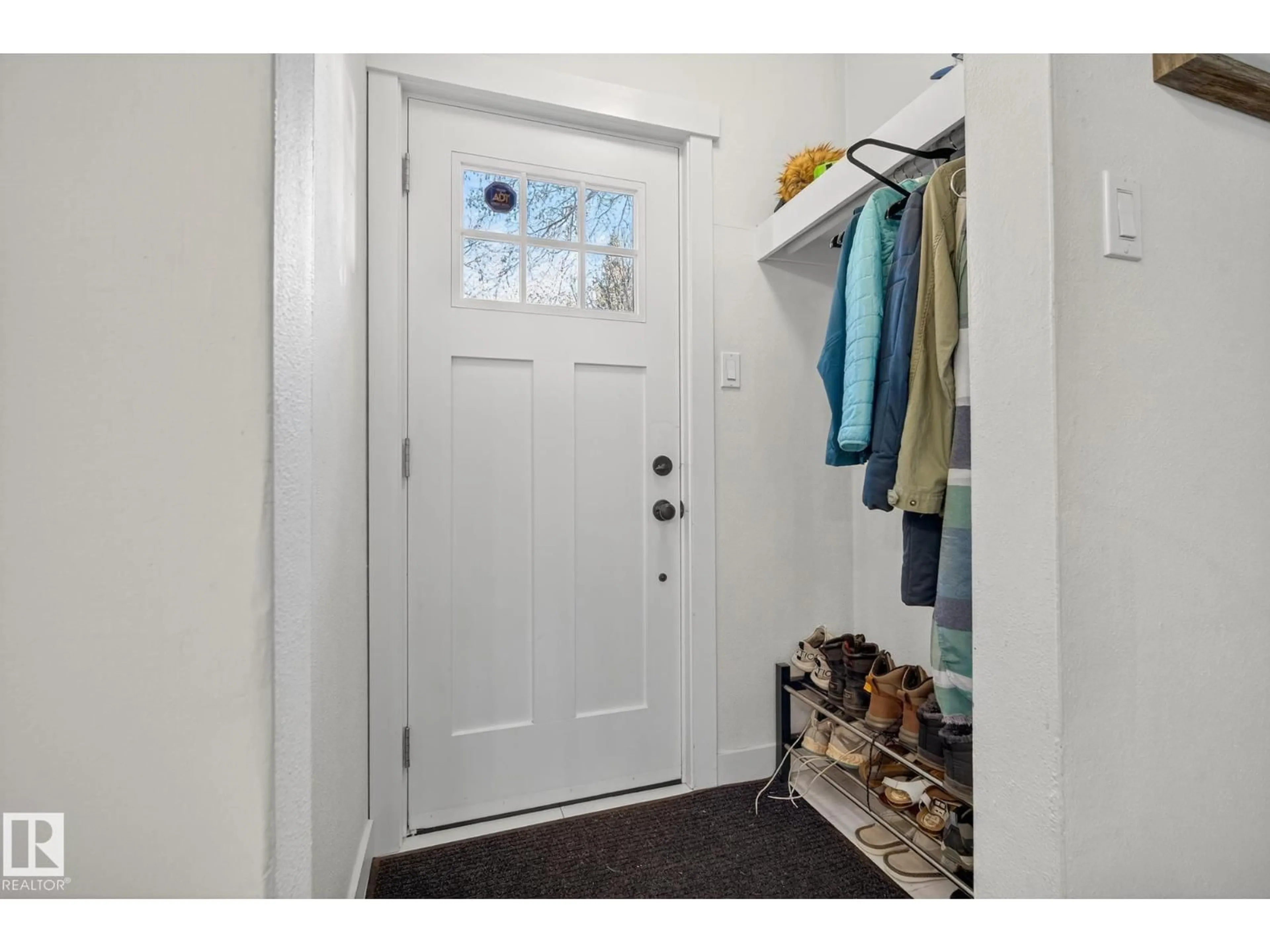 Indoor entryway for 10915 67 AV, Edmonton Alberta T6H2A5