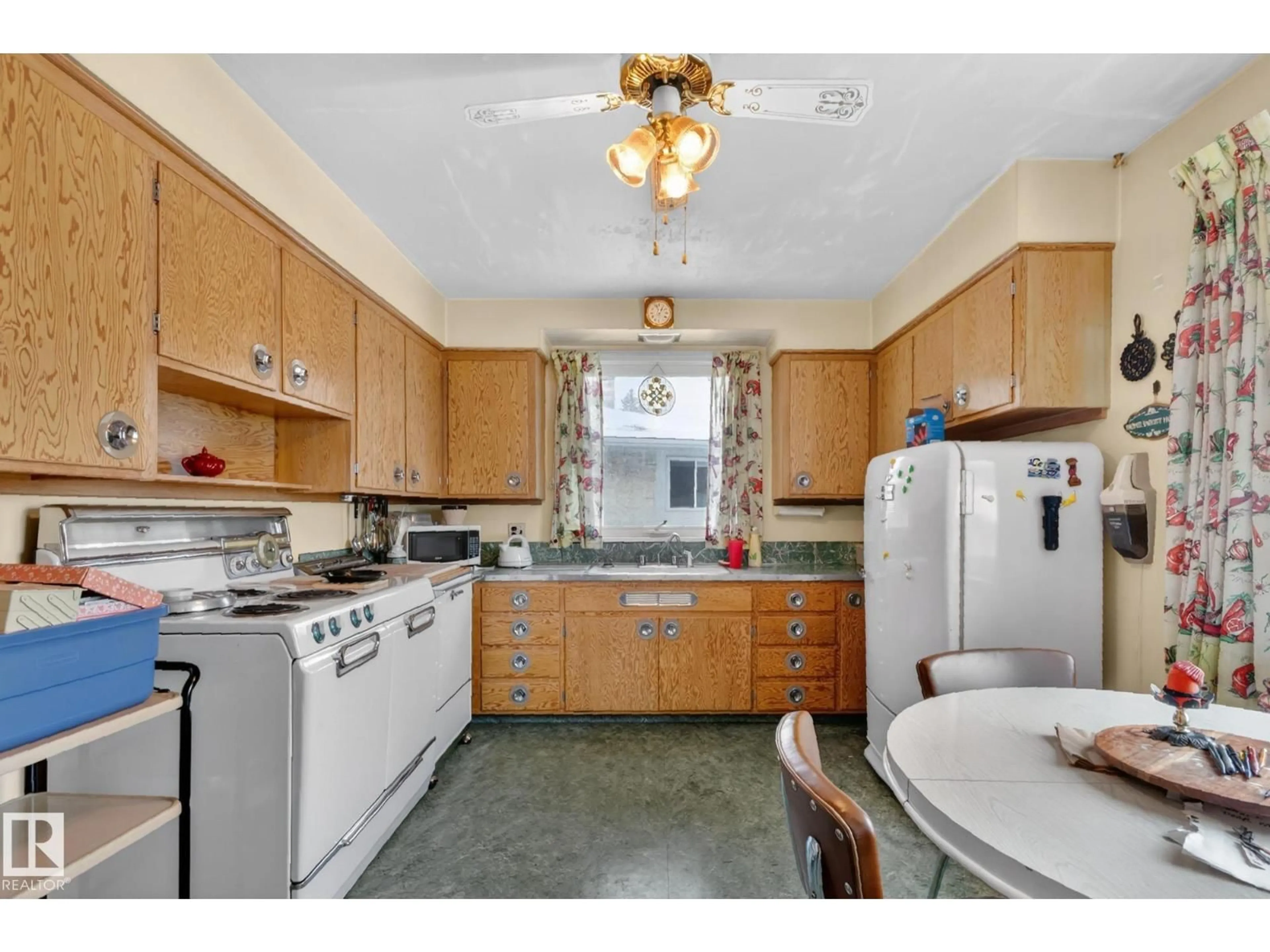 Standard kitchen, unknown for 11255 71 AV, Edmonton Alberta T6G0A5