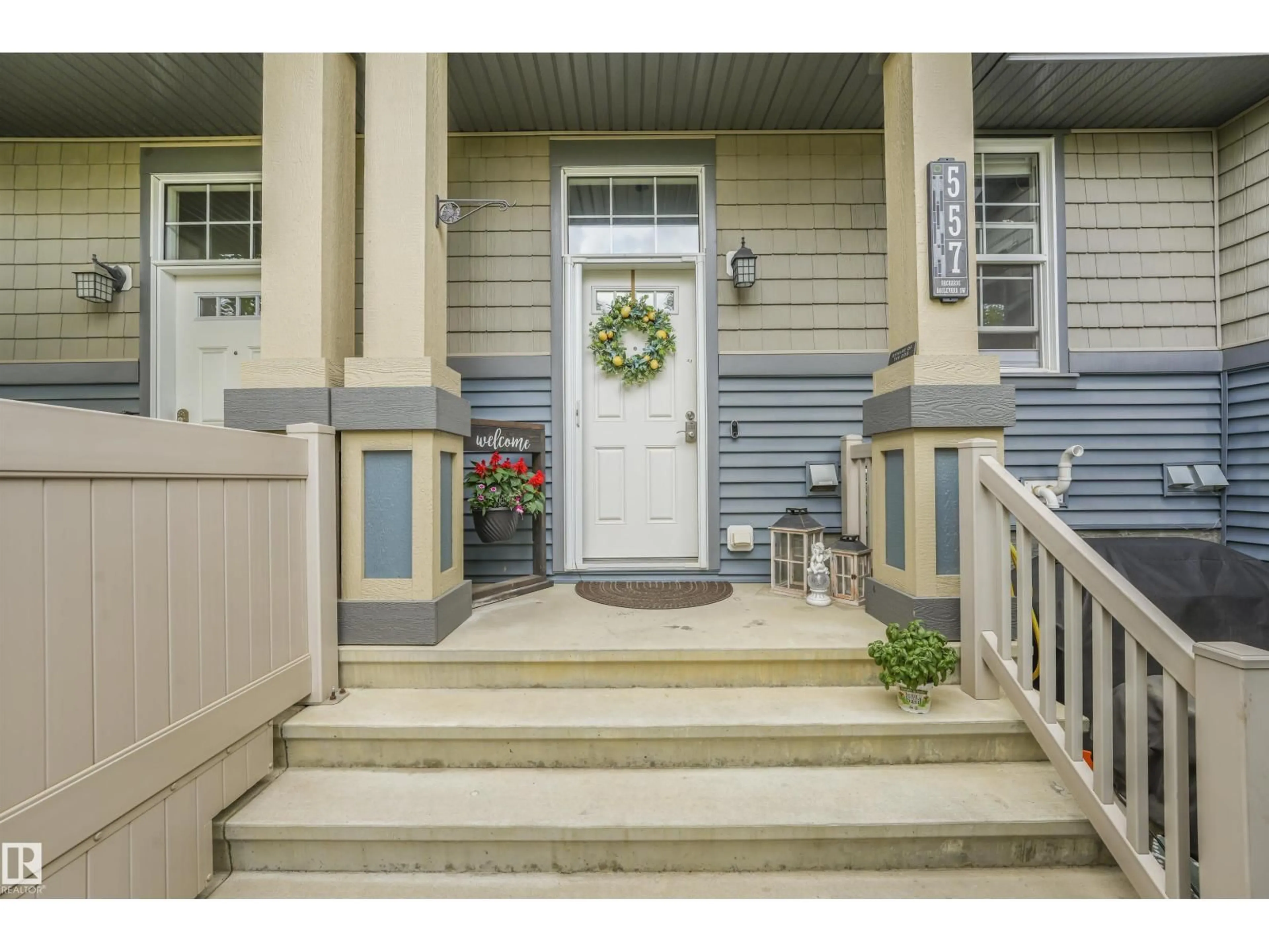 Indoor entryway for 557 ORCHARDS BV, Edmonton Alberta T6X1V2