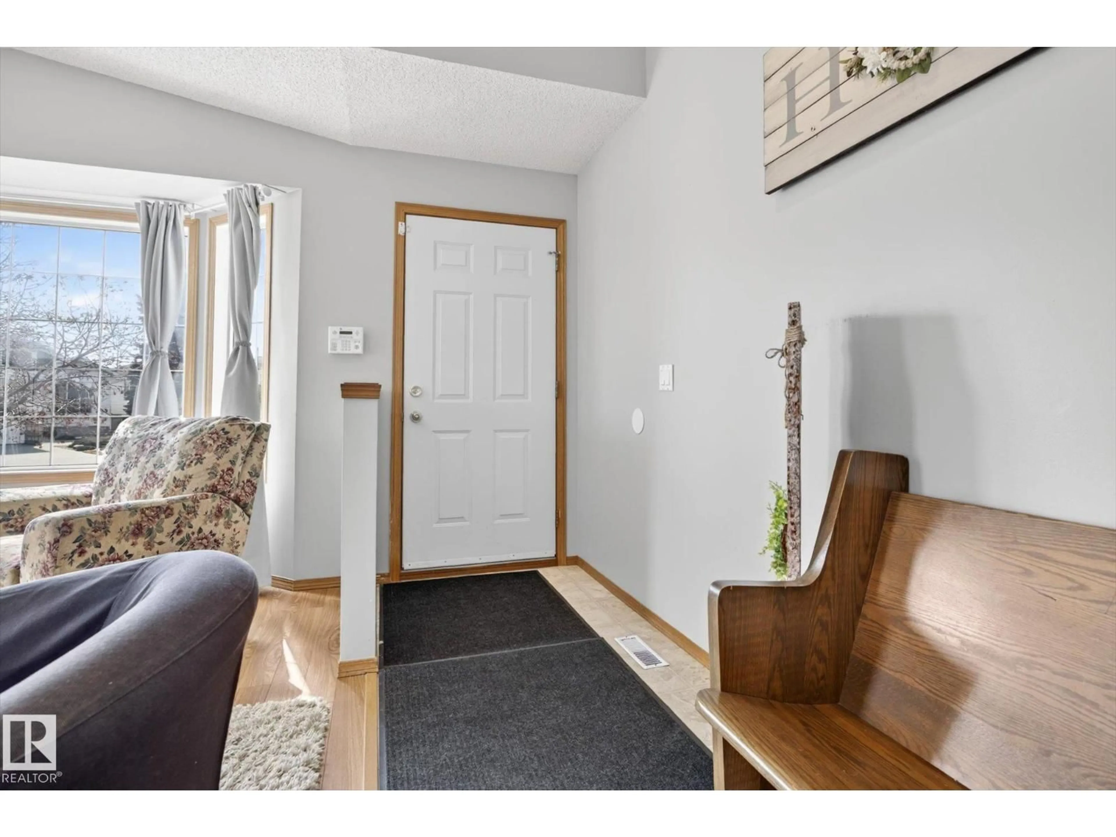 Indoor entryway for 3004 39 AV, Edmonton Alberta T6T1J5