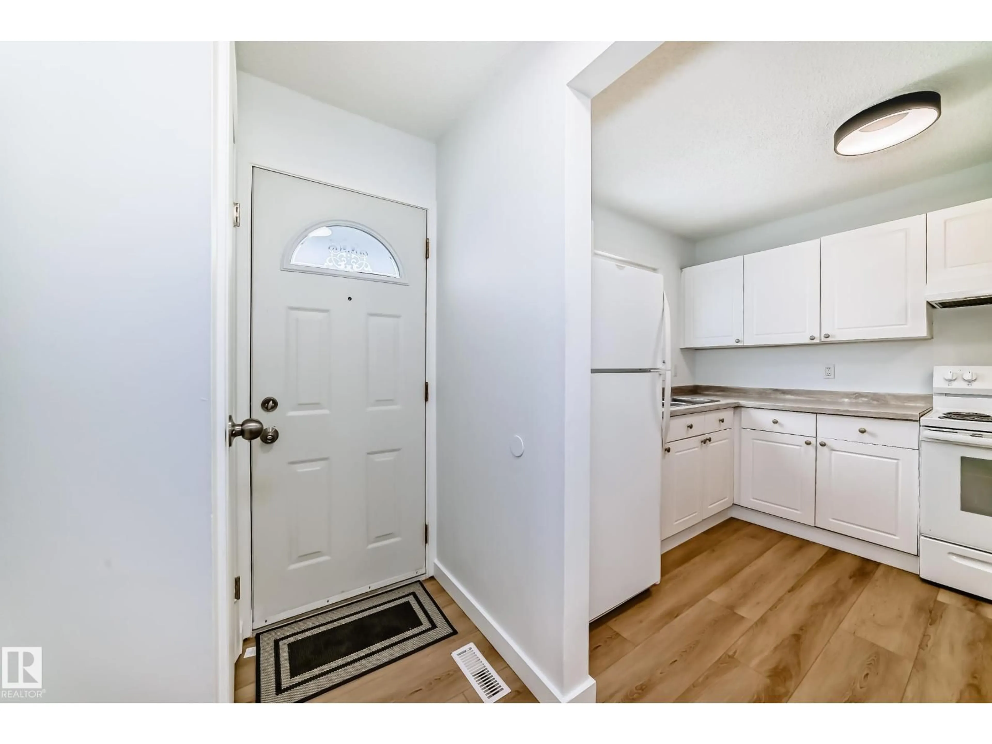 Indoor entryway for 9D CASTLE TC, Edmonton Alberta T5X2E6