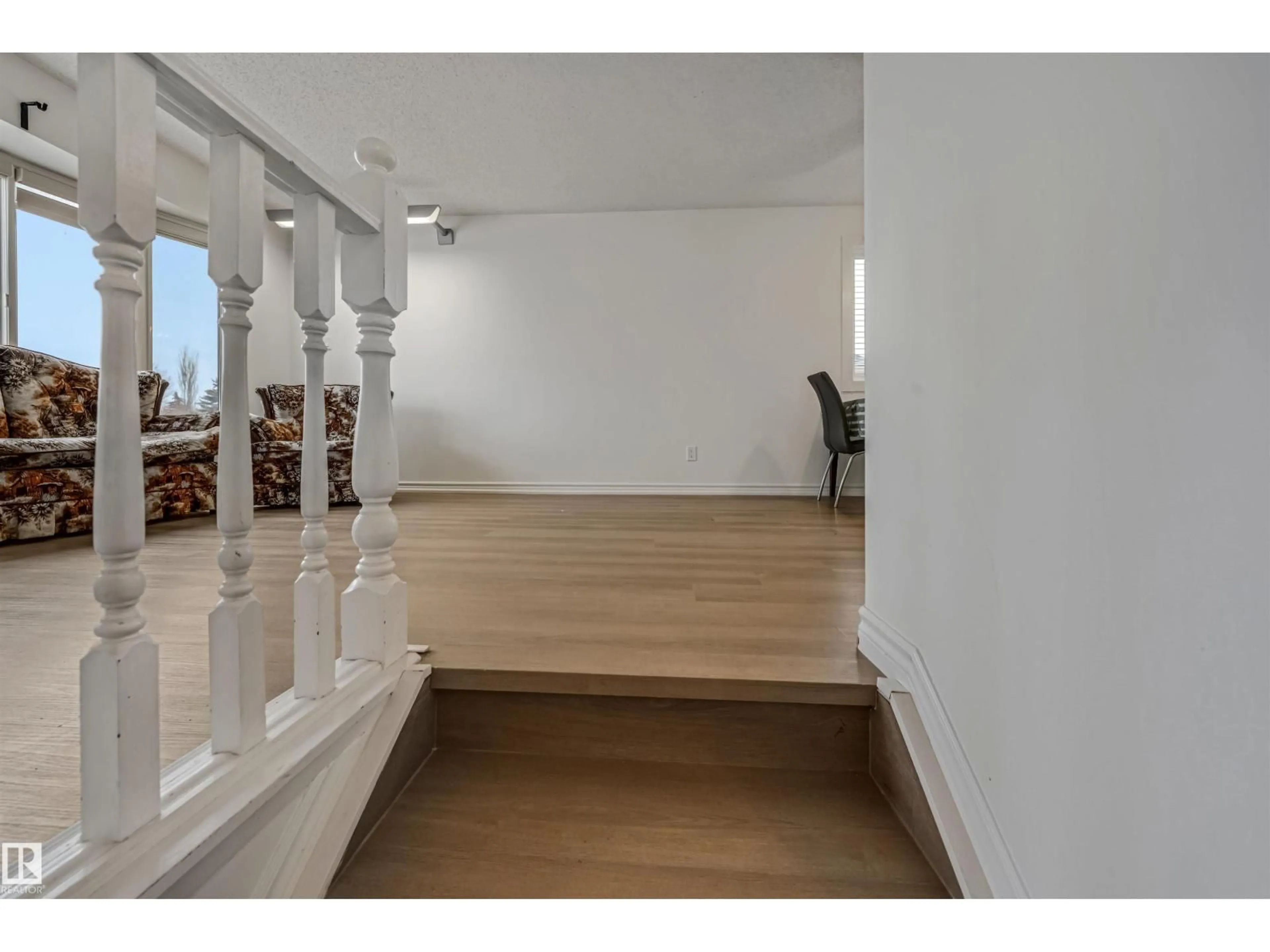 Indoor foyer for 2831 36 ST, Edmonton Alberta T6L3Y6