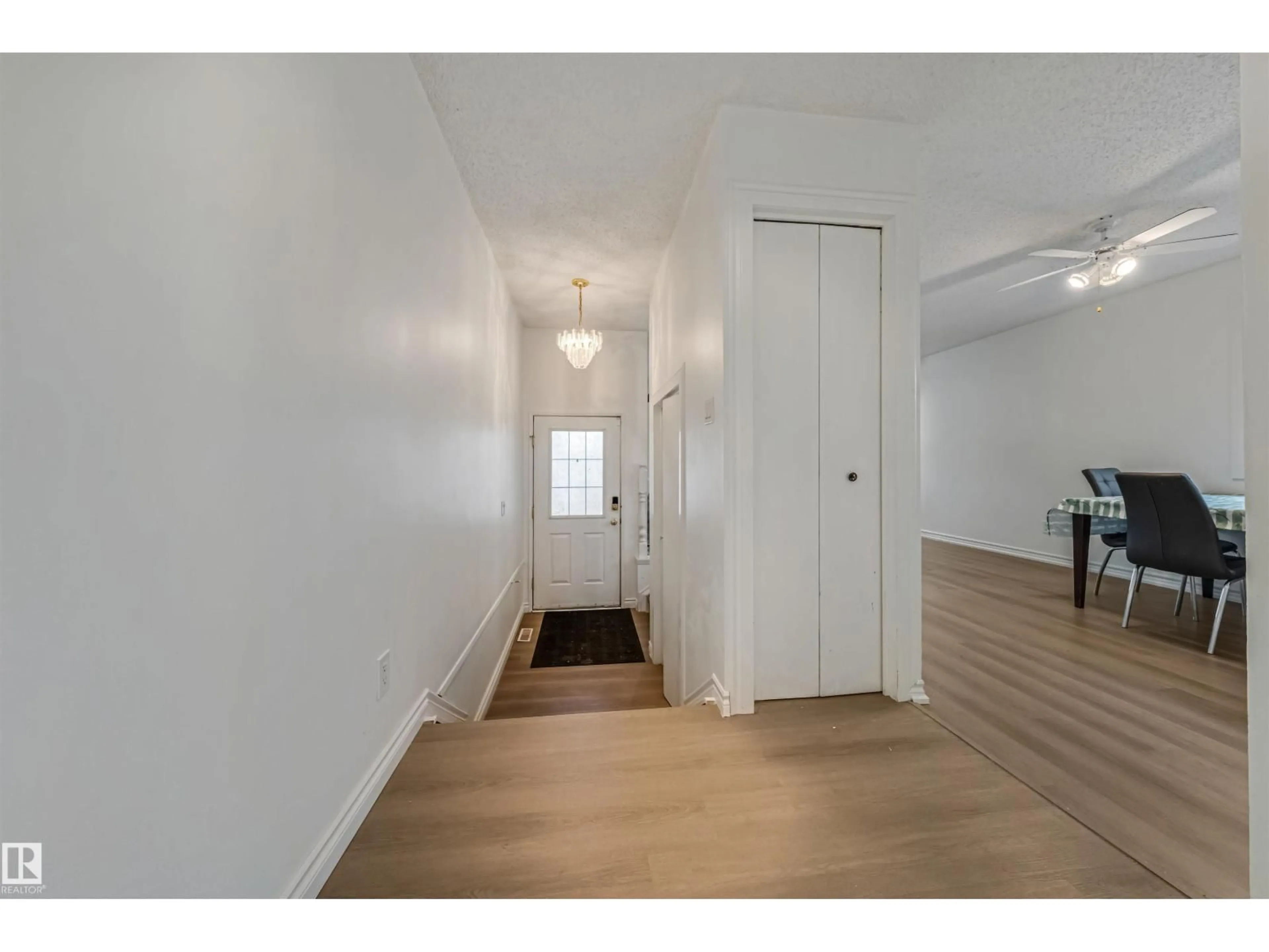 Indoor entryway for 2831 36 ST, Edmonton Alberta T6L3Y6