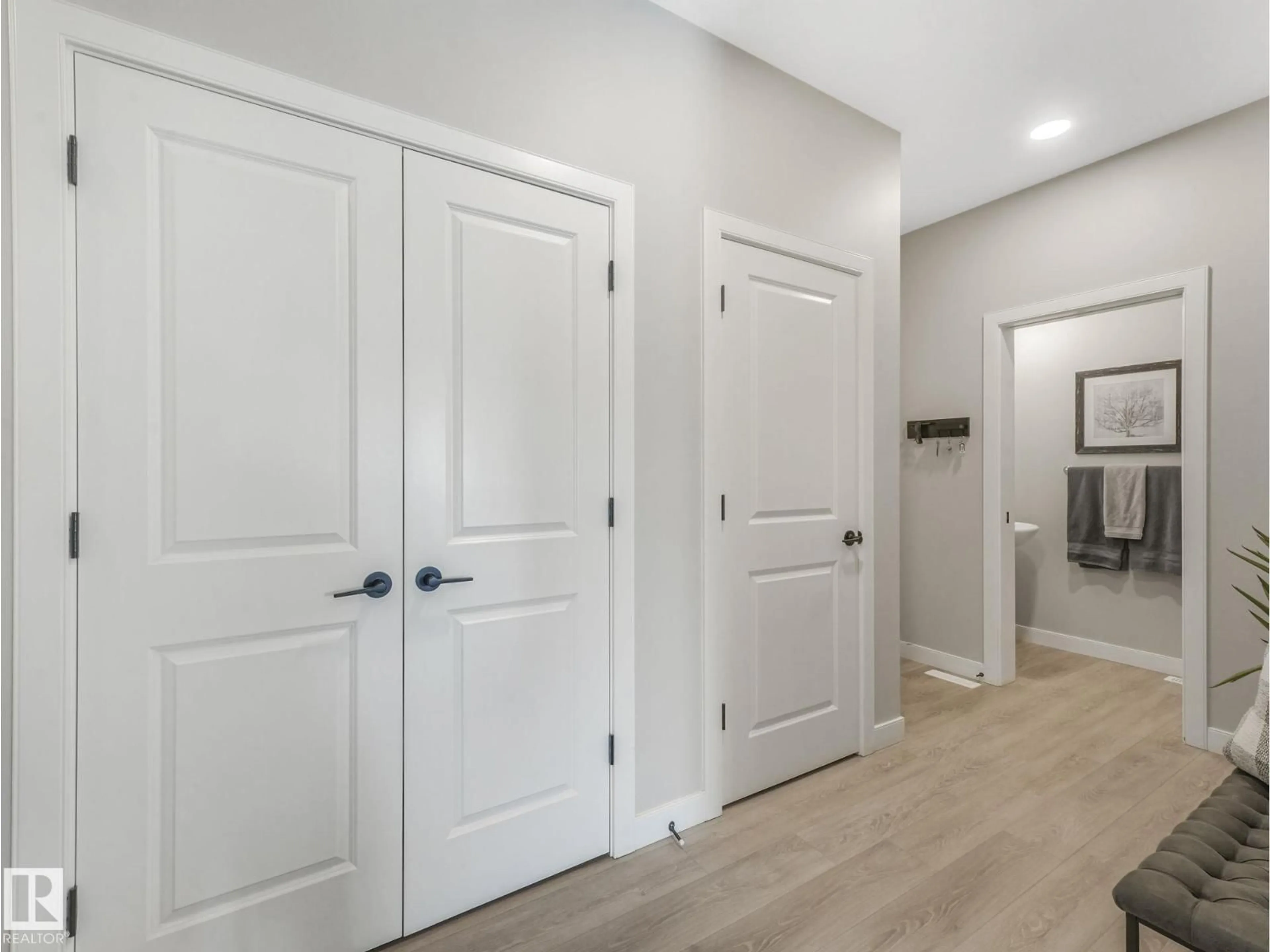Indoor entryway for 22139 80 AV, Edmonton Alberta T5T7H8
