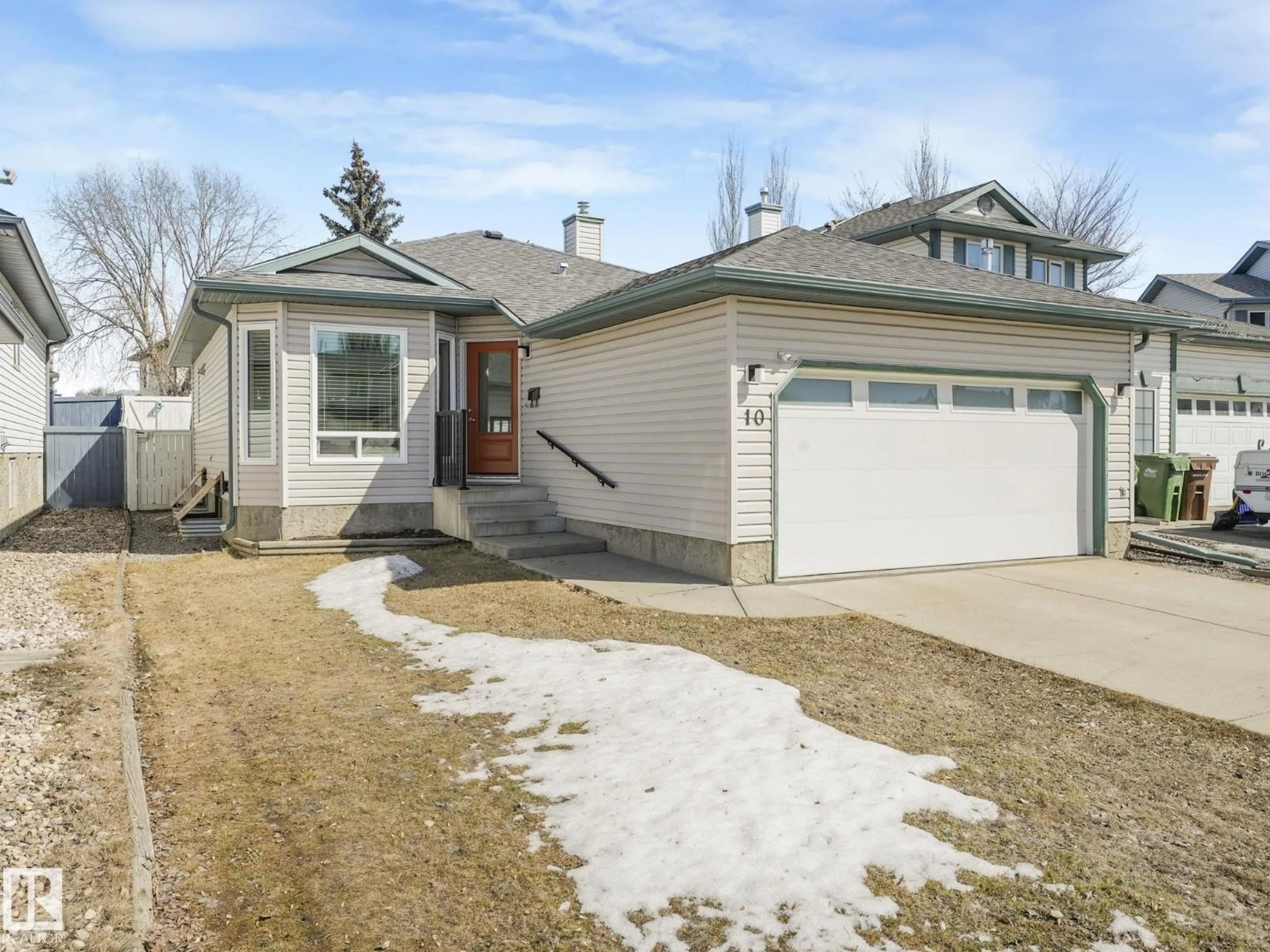 Home with vinyl exterior material, street for 10 HORTON, St. Albert Alberta T8N6V2