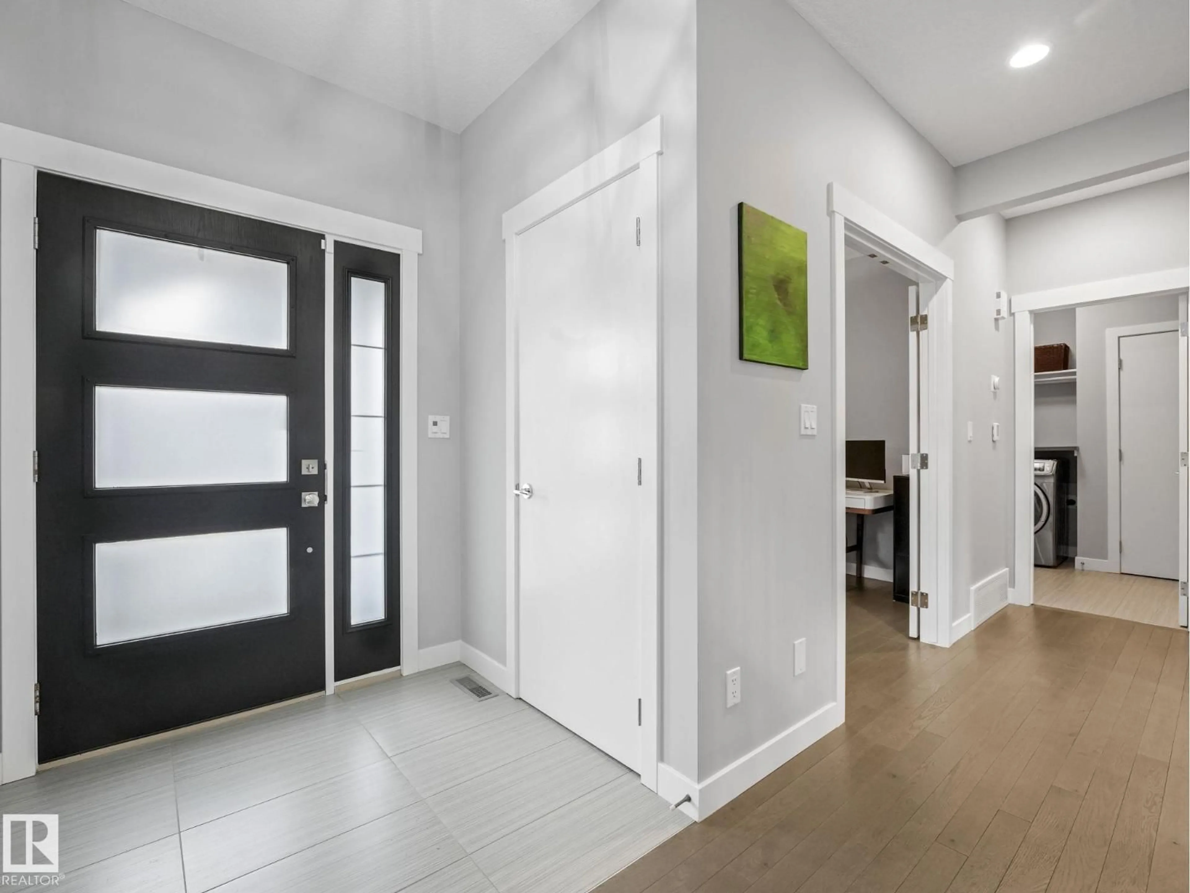 Indoor entryway for 5921 EDMONDS CR, Edmonton Alberta T6M0N7