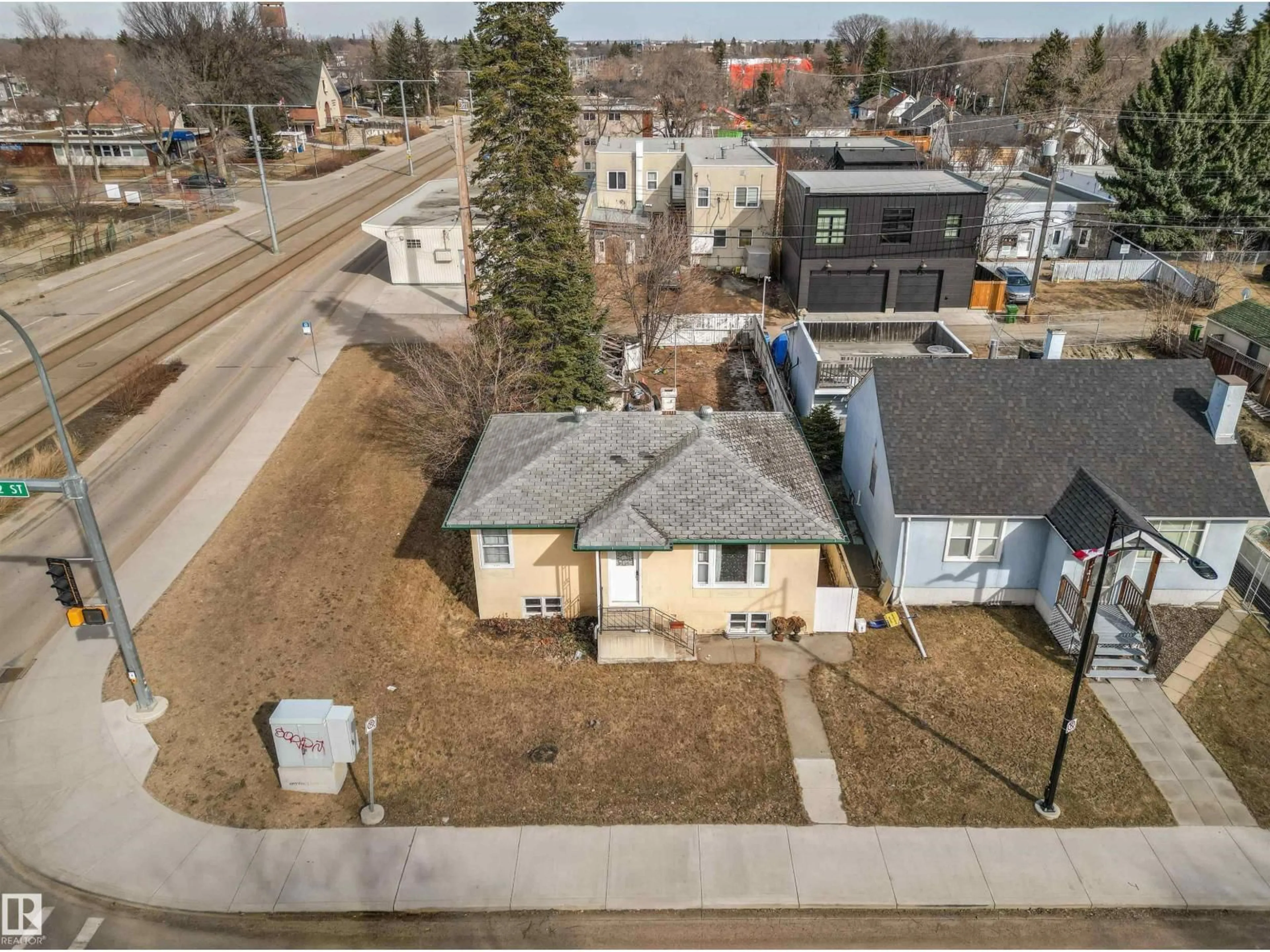 A pic from outside/outdoor area/front of a property/back of a property/a pic from drone, street for NW - 9423 92 ST, Edmonton Alberta T6E2E6