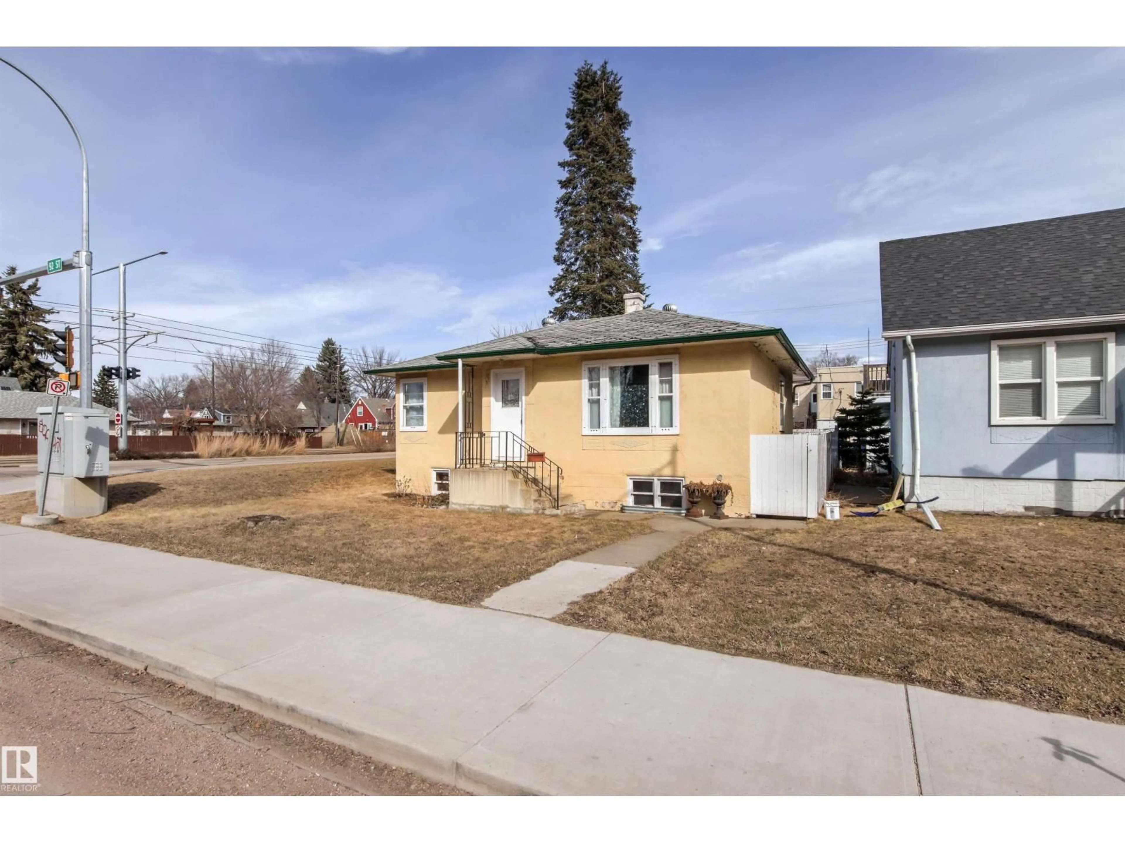 A pic from outside/outdoor area/front of a property/back of a property/a pic from drone, street for NW - 9423 92 ST, Edmonton Alberta T6E2E6