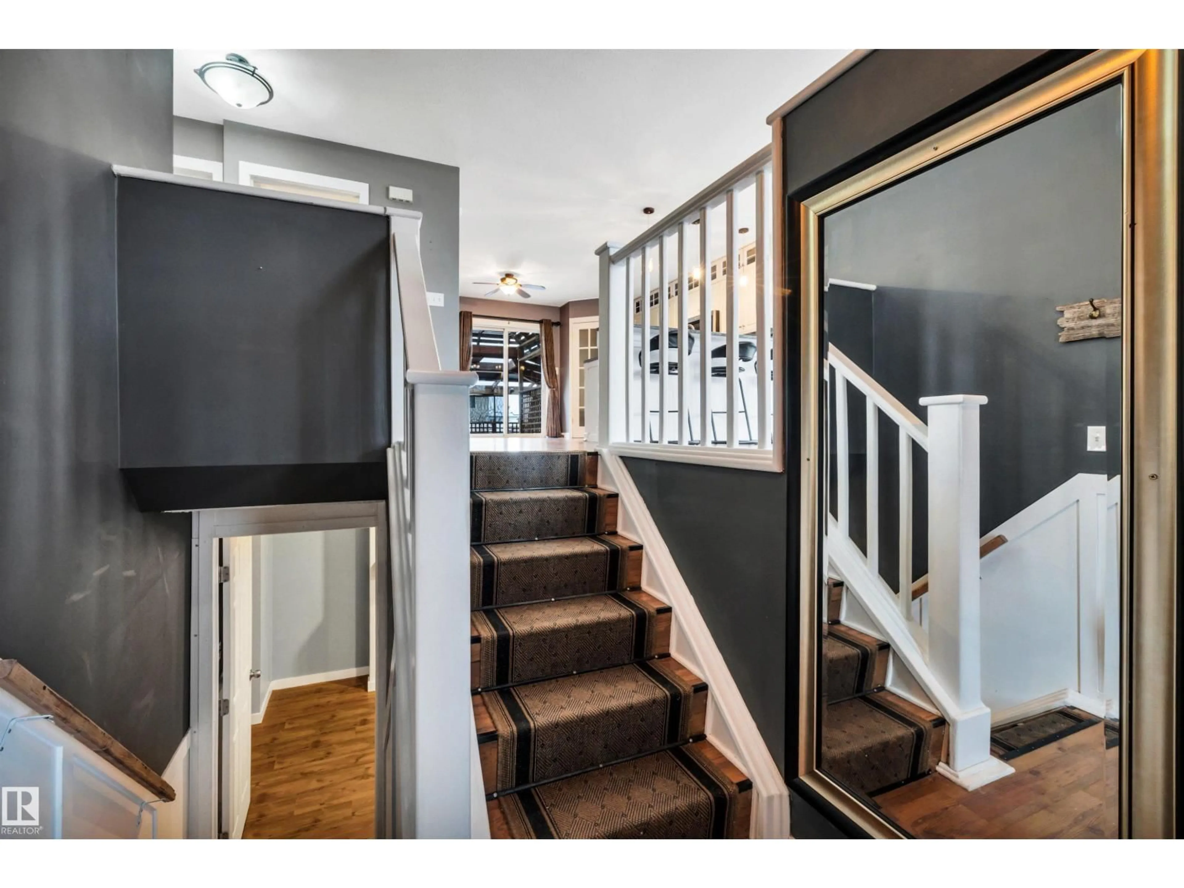 Indoor entryway for 322 WILD ROSE WY, Edmonton Alberta T6T1M7