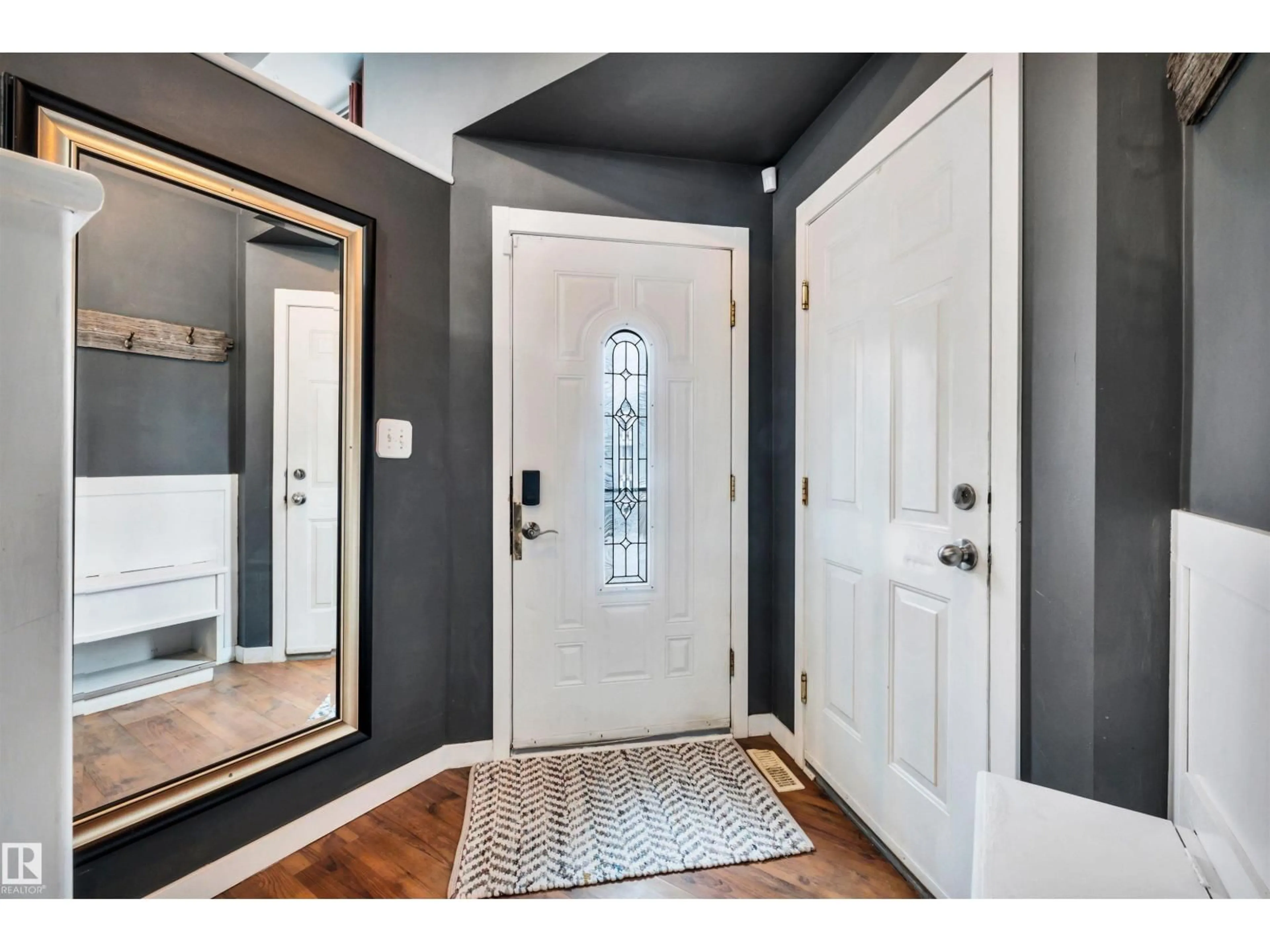 Indoor entryway for 322 WILD ROSE WY, Edmonton Alberta T6T1M7