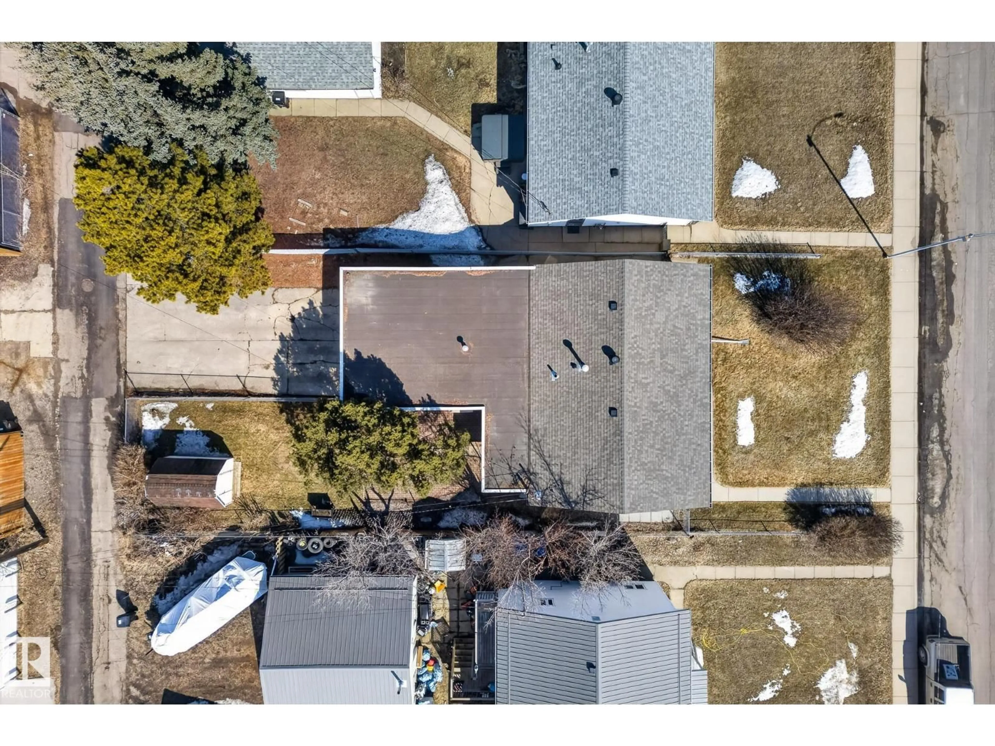 A pic from outside/outdoor area/front of a property/back of a property/a pic from drone, street for 13028 134 ST NW, Edmonton Alberta T5L1V8