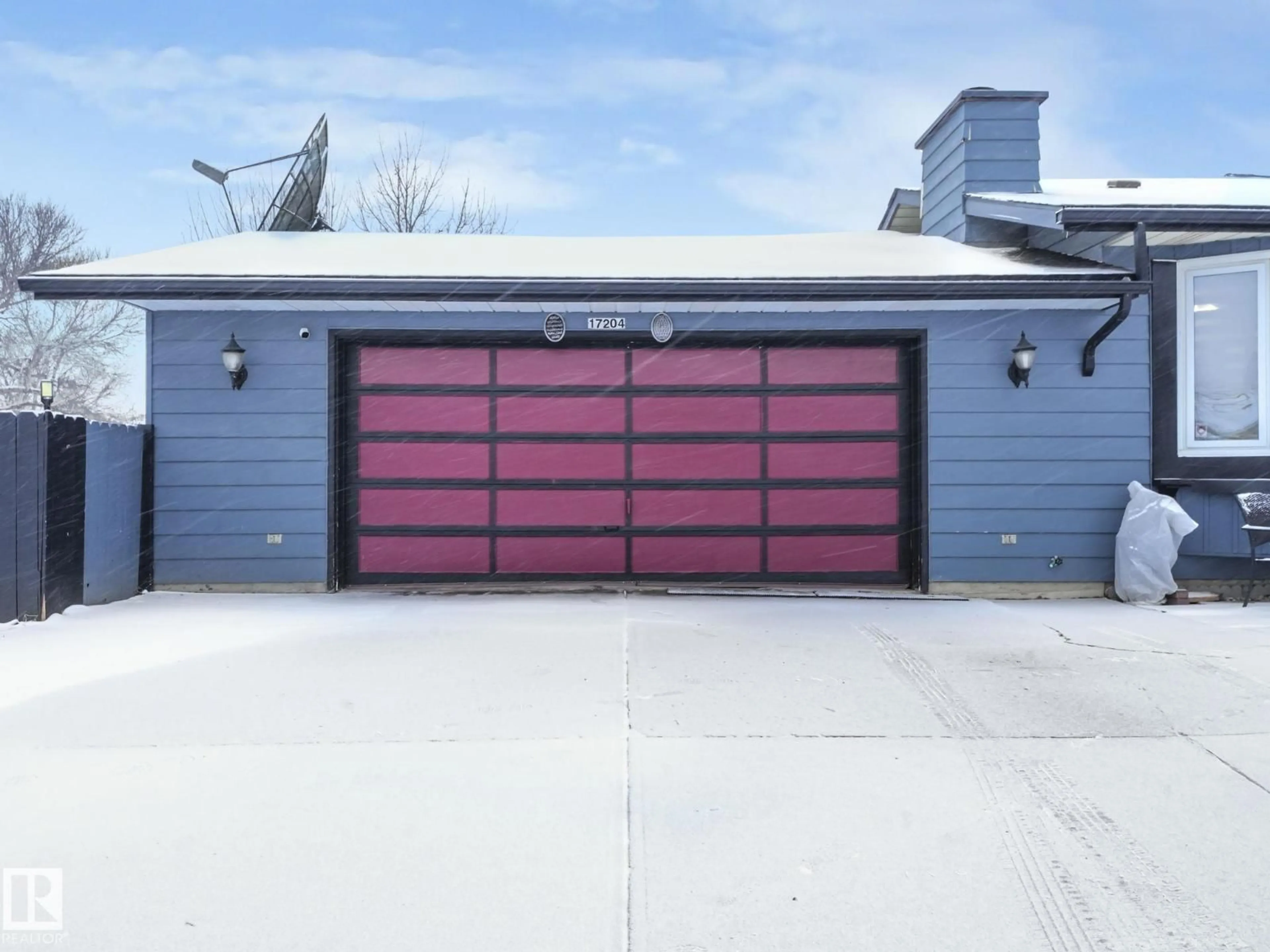Indoor garage for 17204 98 ST, Edmonton Alberta T5X3Y3
