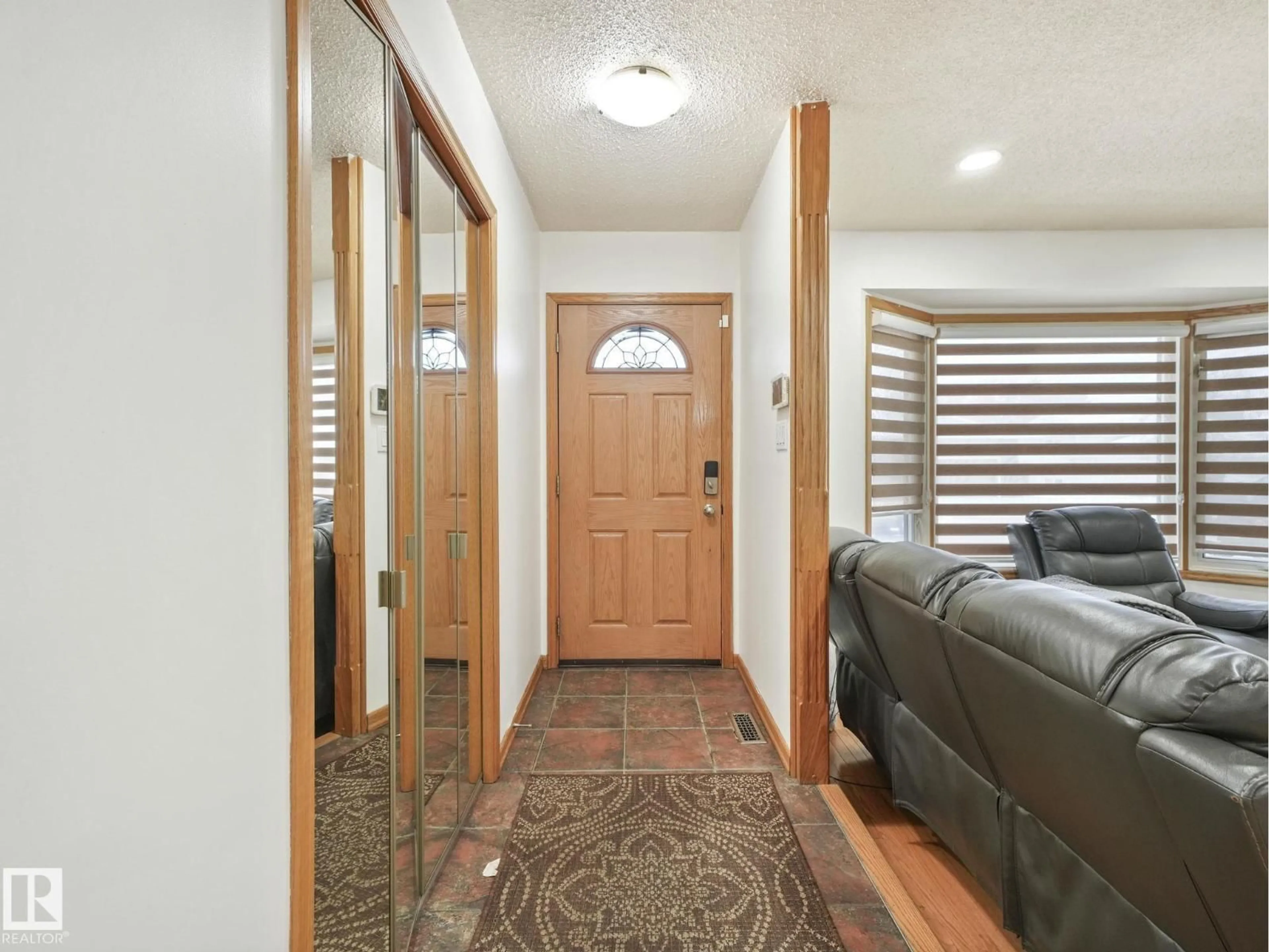 Indoor entryway for 17204 98 ST, Edmonton Alberta T5X3Y3