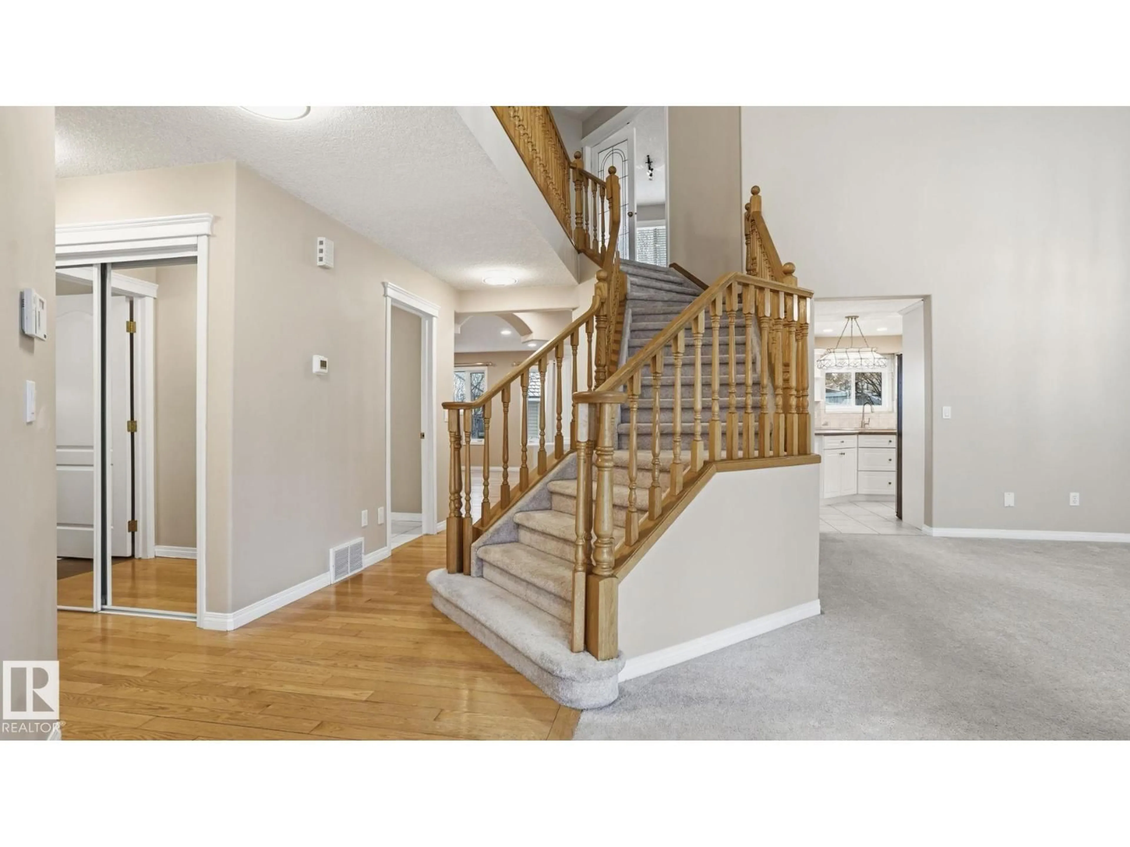 Indoor foyer for 1007 ORMSBY CR, Edmonton Alberta T5T6G8