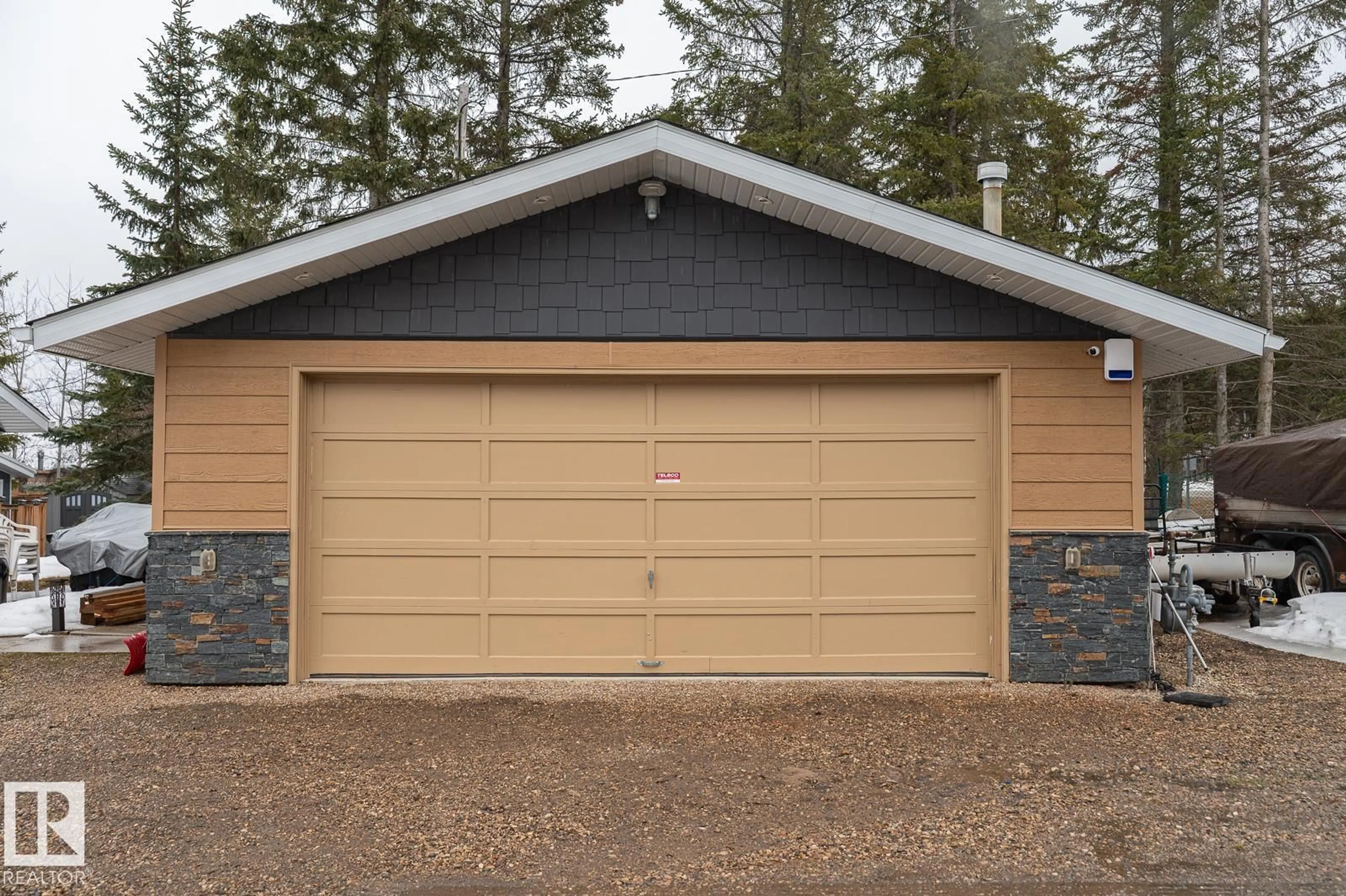 Indoor garage for 5582 NAKAMUN DR, Rural Lac Ste. Anne County Alberta T0E1V0