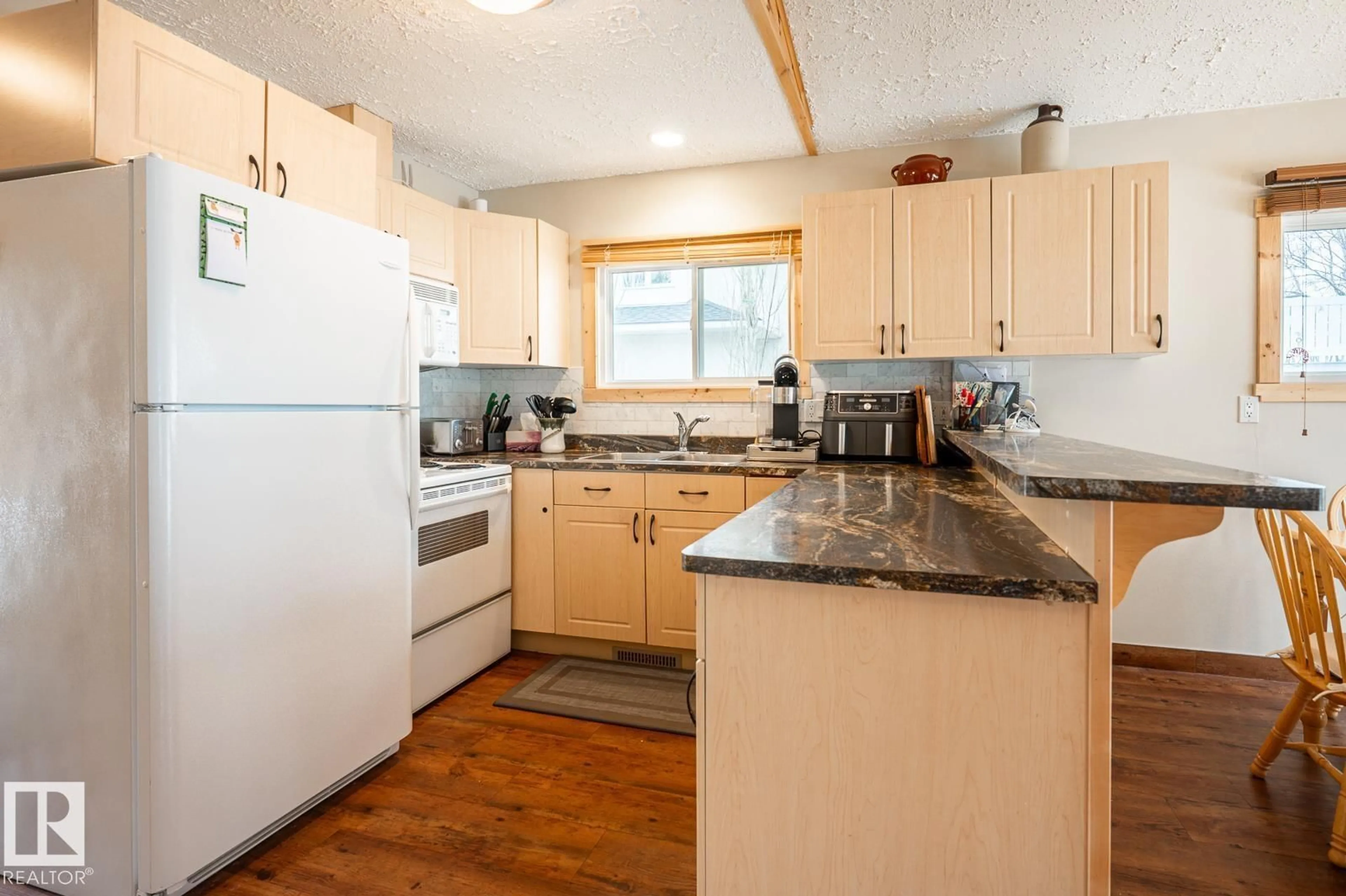 Standard kitchen, wood/laminate floor for 5582 NAKAMUN DR, Rural Lac Ste. Anne County Alberta T0E1V0