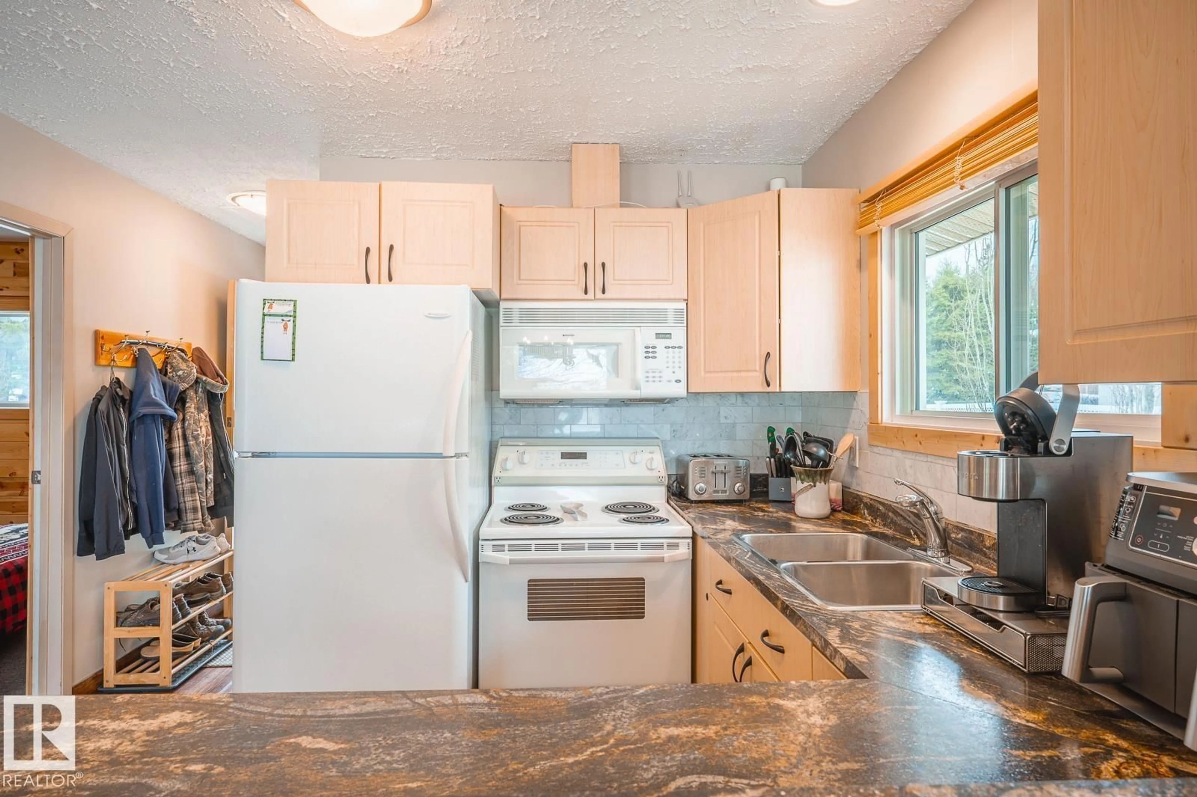 Standard kitchen, unknown for 5582 NAKAMUN DR, Rural Lac Ste. Anne County Alberta T0E1V0
