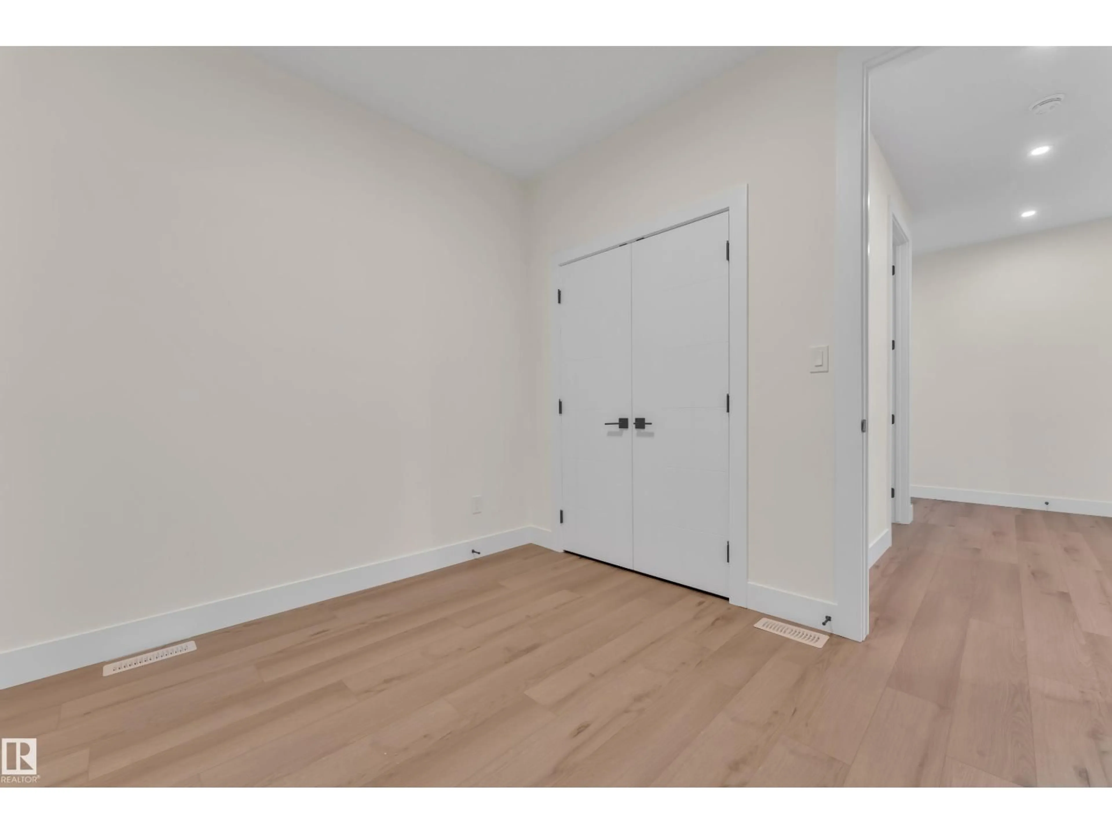 Unknown for SW - 8450 MAYDAY LI, Edmonton Alberta T6X3G1