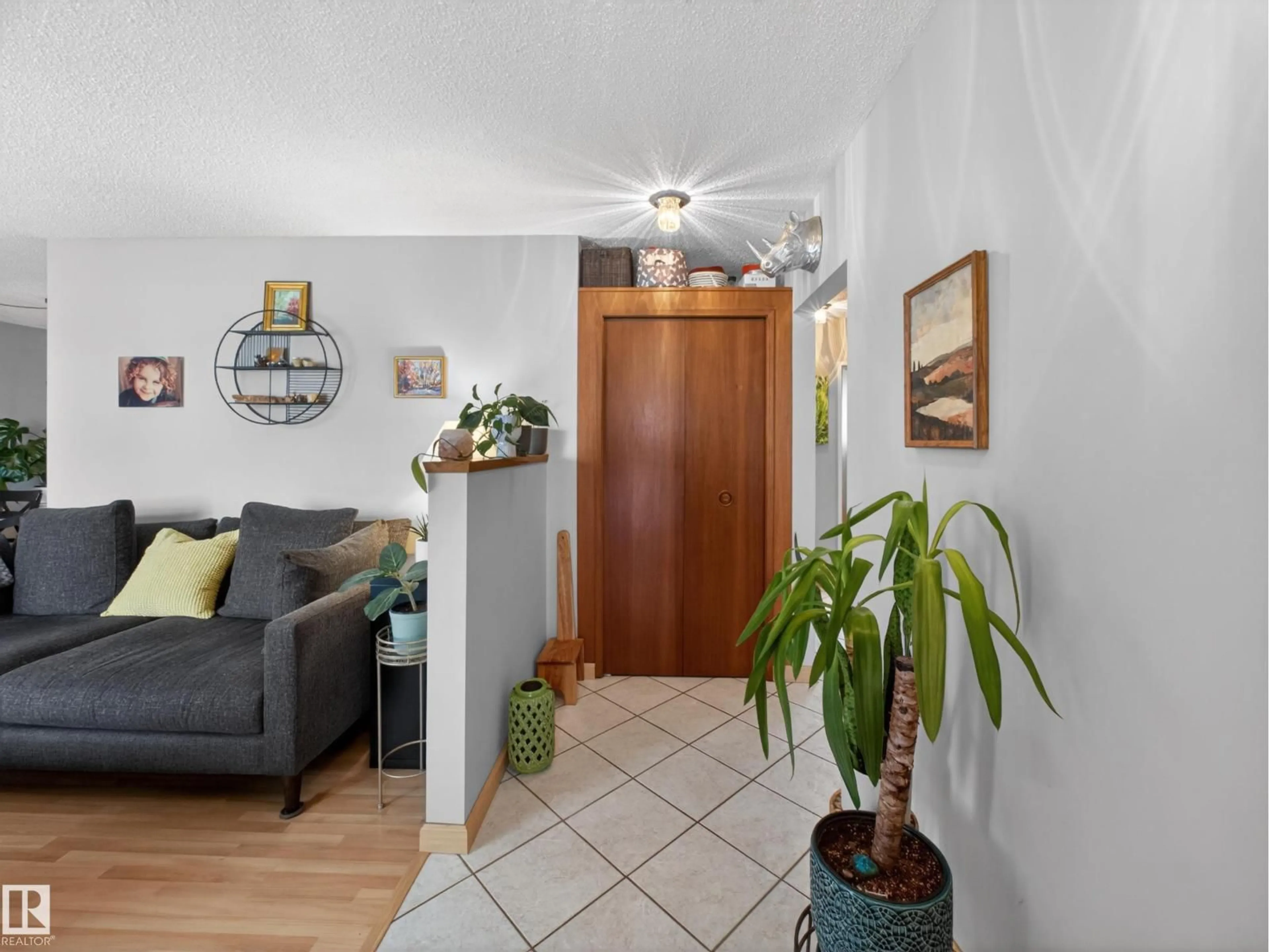 Indoor entryway for 9310 165 ST, Edmonton Alberta T5R2S4