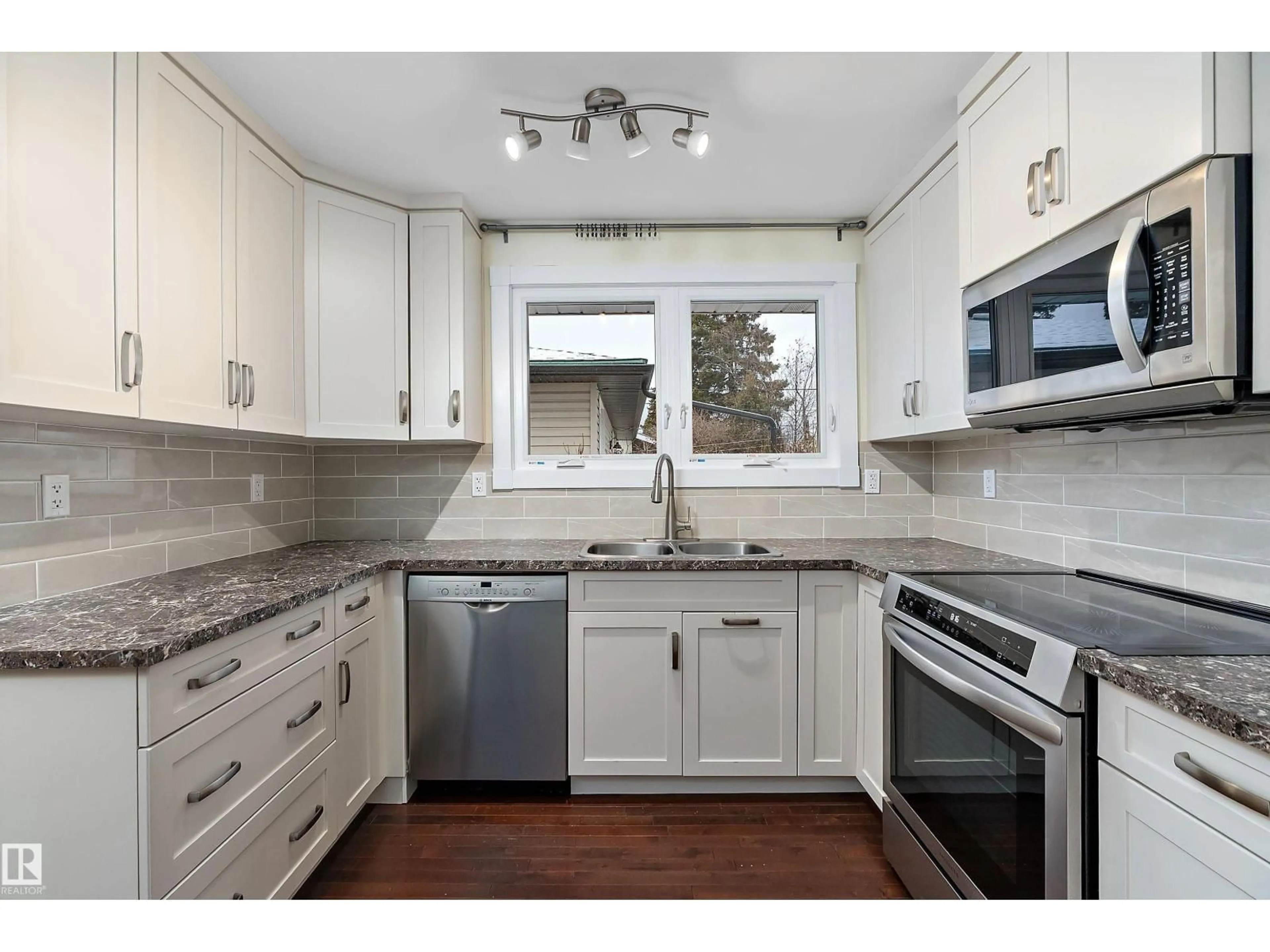 Standard kitchen, unknown for 5804 112 ST, Edmonton Alberta T6H3J5