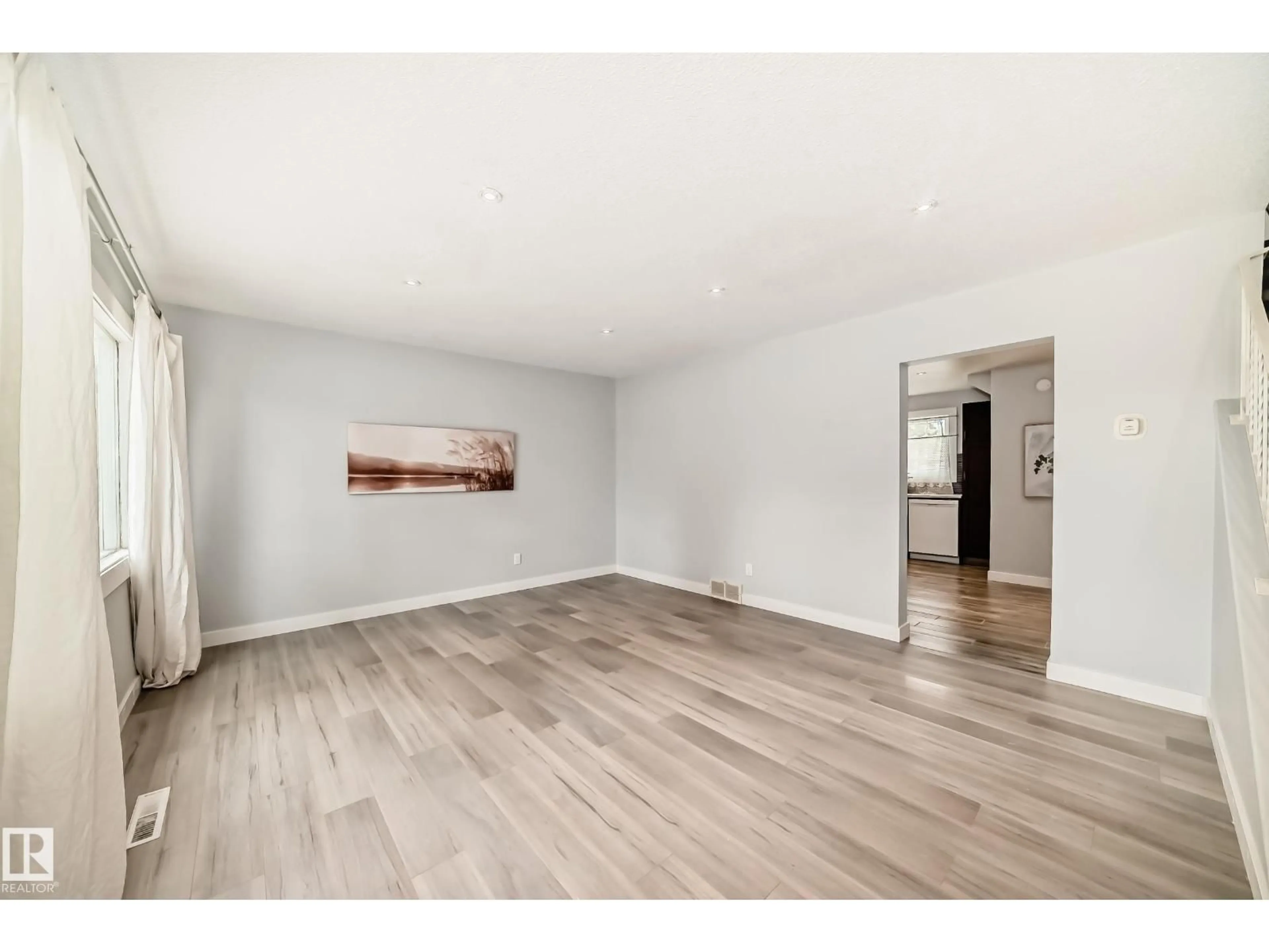 A pic of a room for 11811 44 ST, Edmonton Alberta T5W2S4