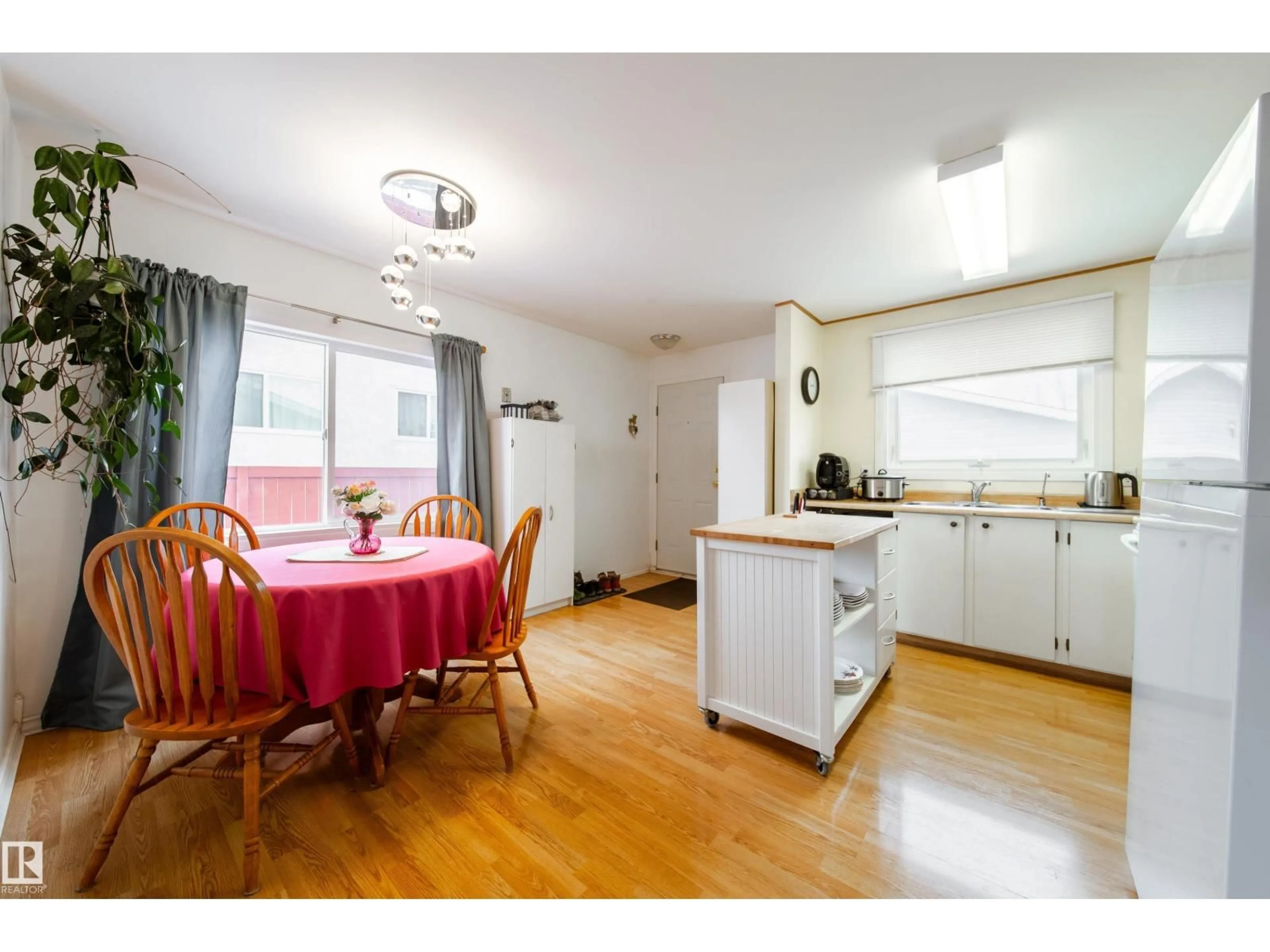 Standard kitchen, wood/laminate floor for NW - 1104 35 ST, Edmonton Alberta T6L3E7