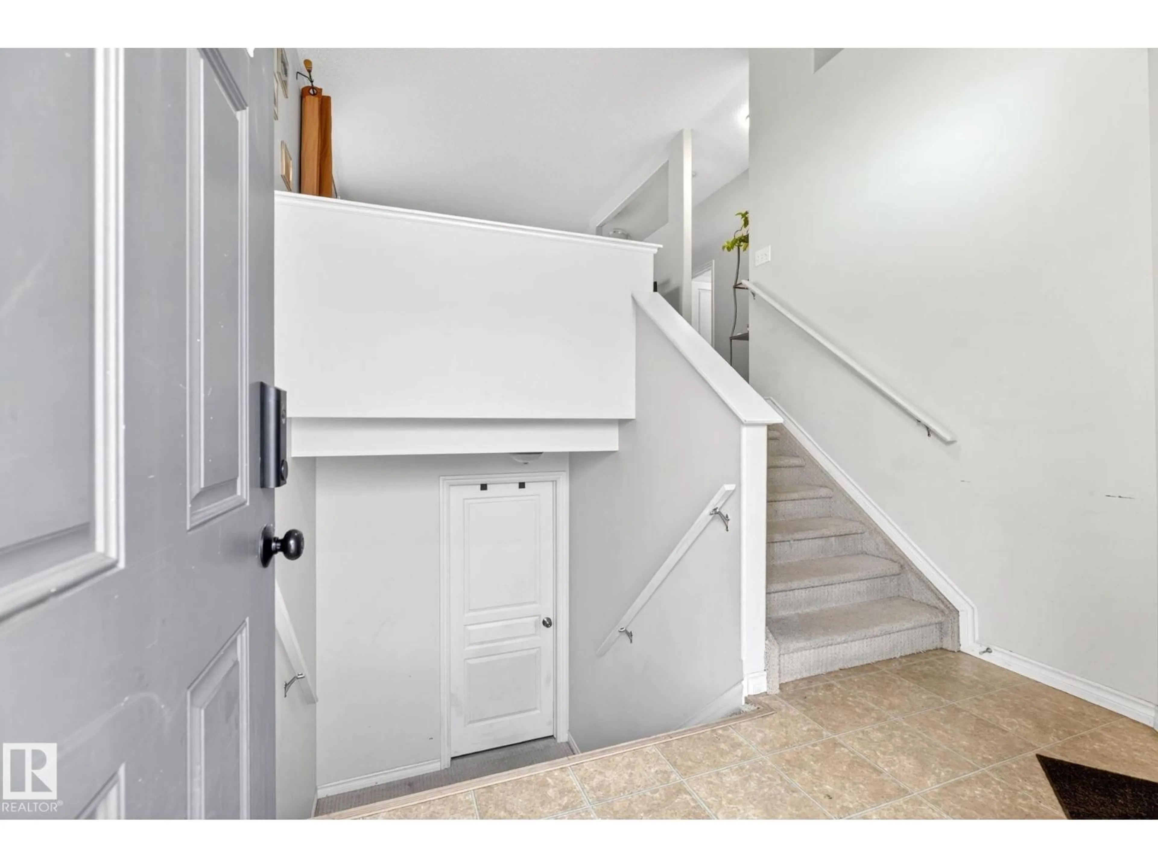 Indoor entryway for 20147 48 AV, Edmonton Alberta T6M2X8