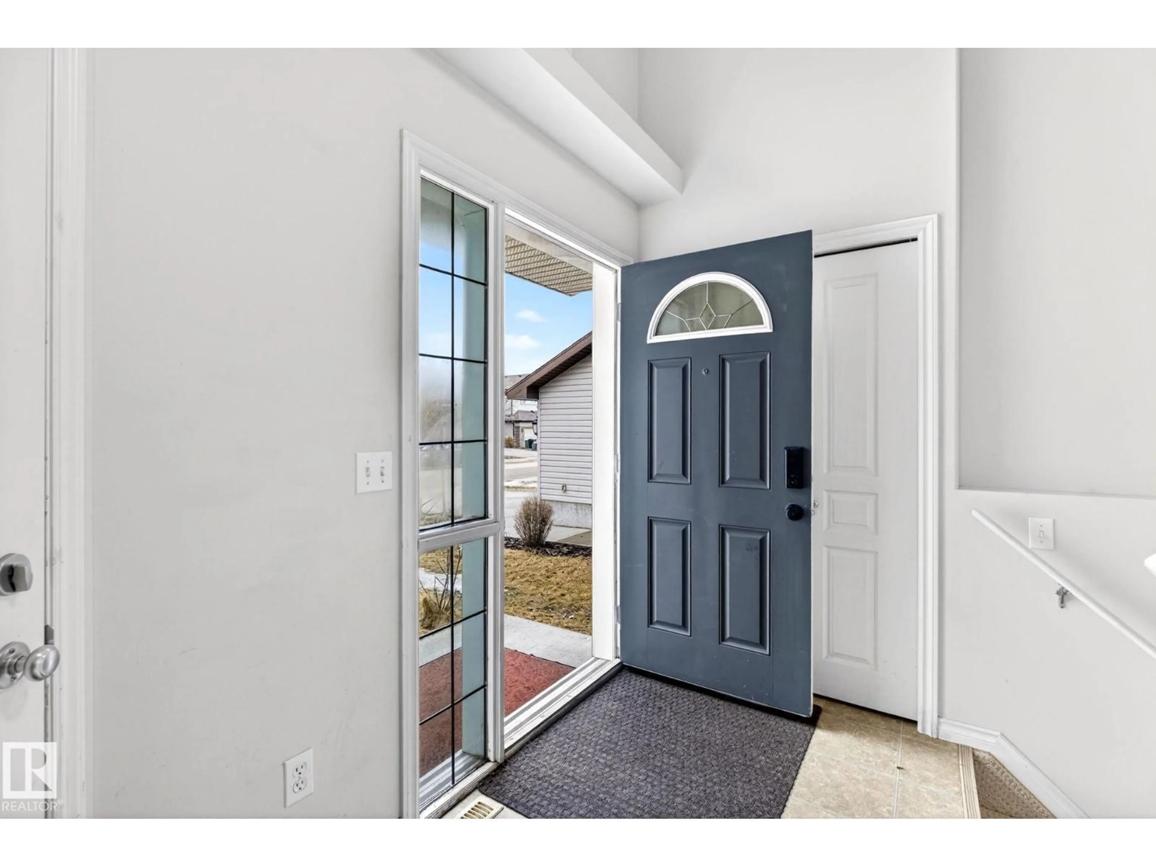 Indoor entryway for 20147 48 AV, Edmonton Alberta T6M2X8