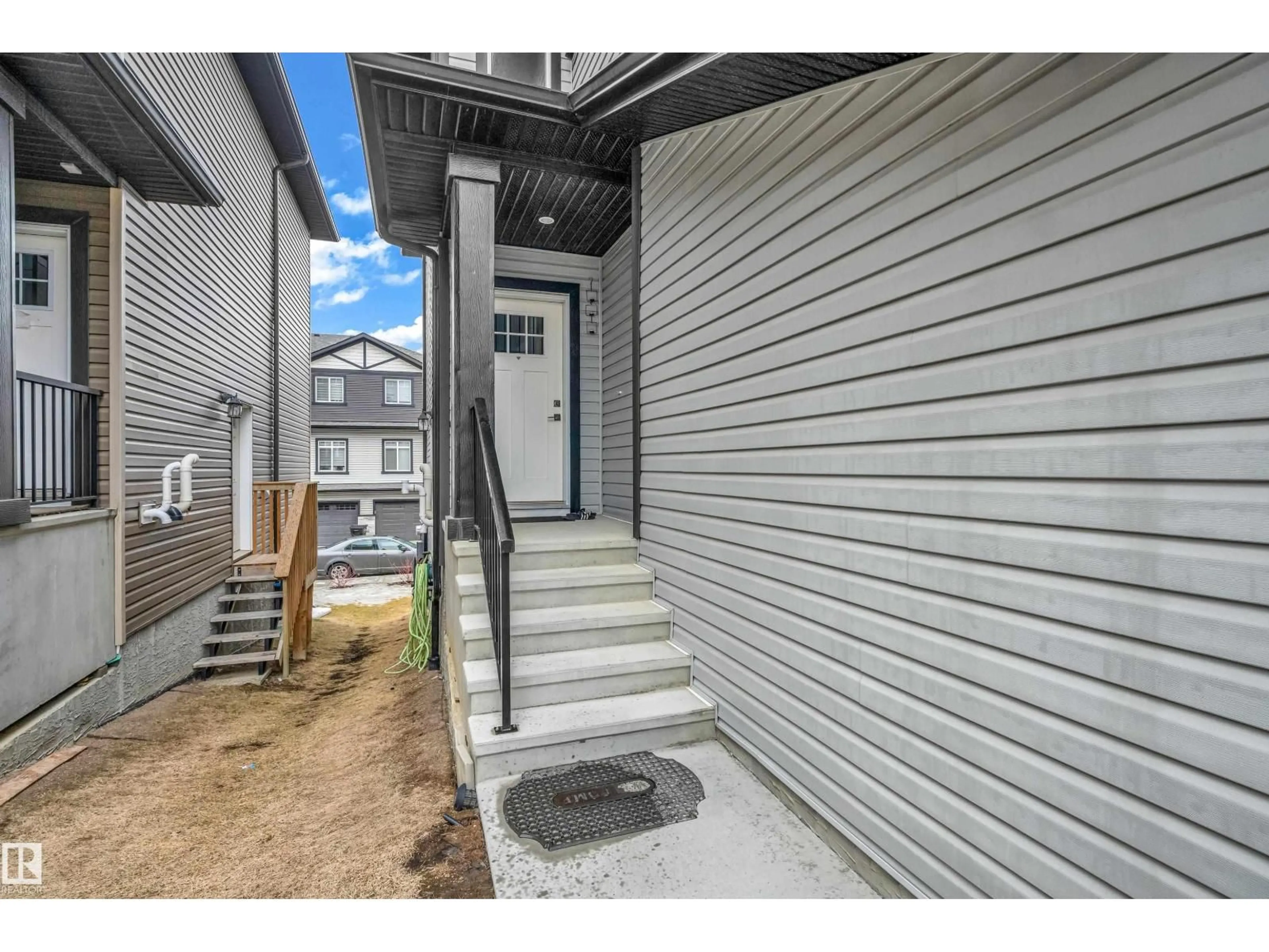 Indoor entryway for #32 - 1703 16 AV, Edmonton Alberta T6T2C3