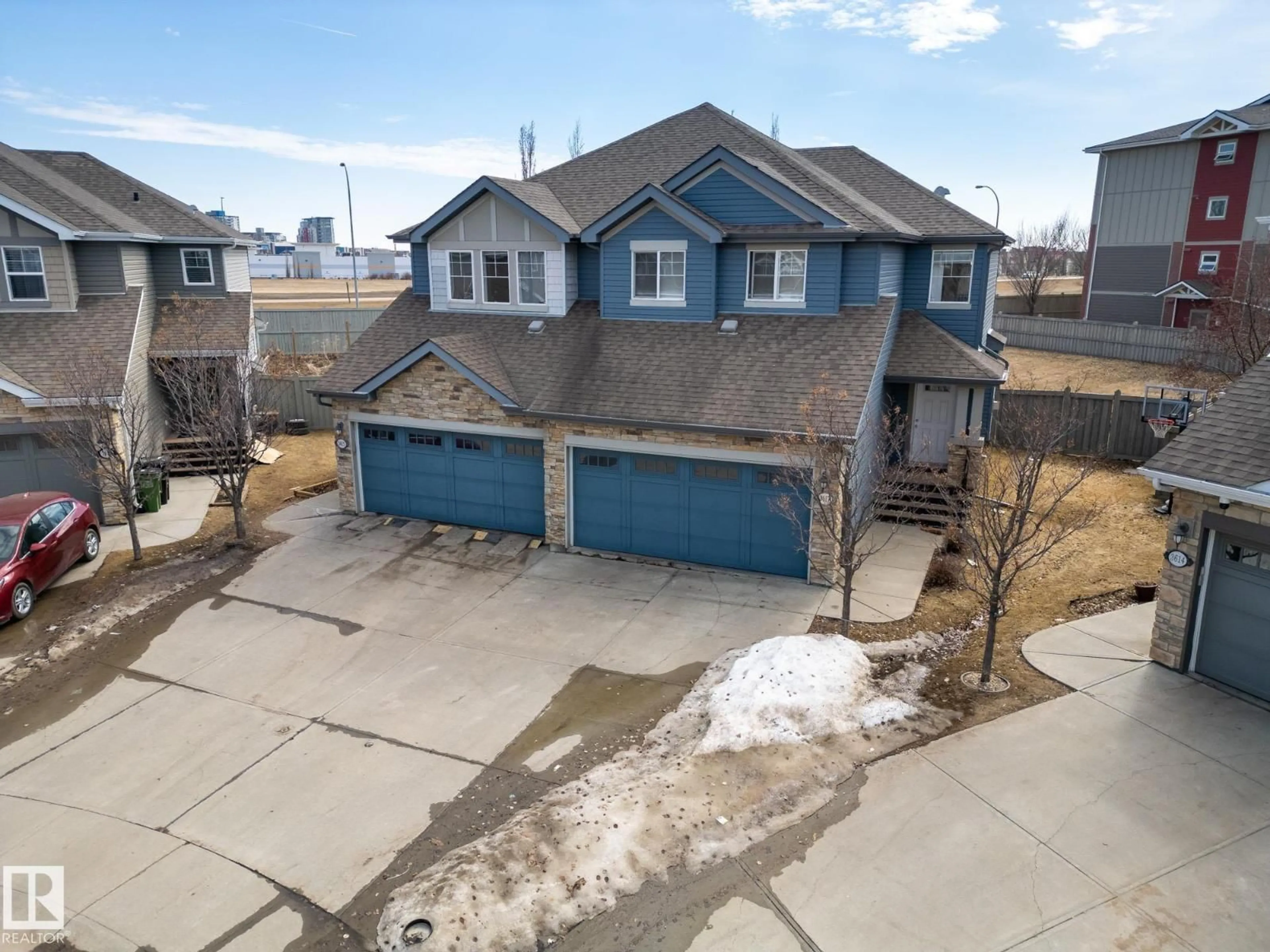 A pic from outside/outdoor area/front of a property/back of a property/a pic from drone, street for 3617 WHITELAW BAY BA, Edmonton Alberta T6W0P9