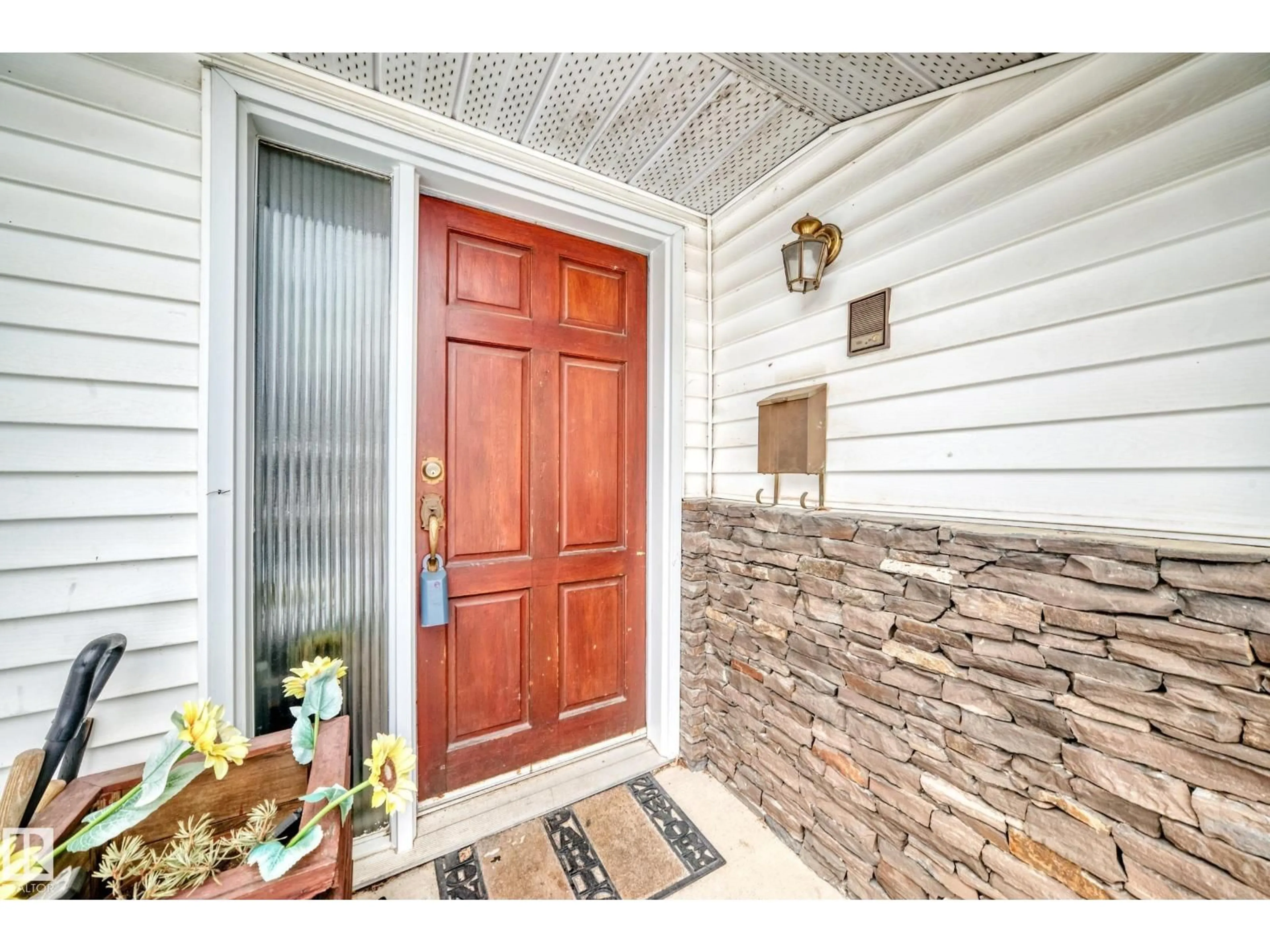 Indoor entryway for 9 KIRKLEES RD, Sherwood Park Alberta T8A5H1