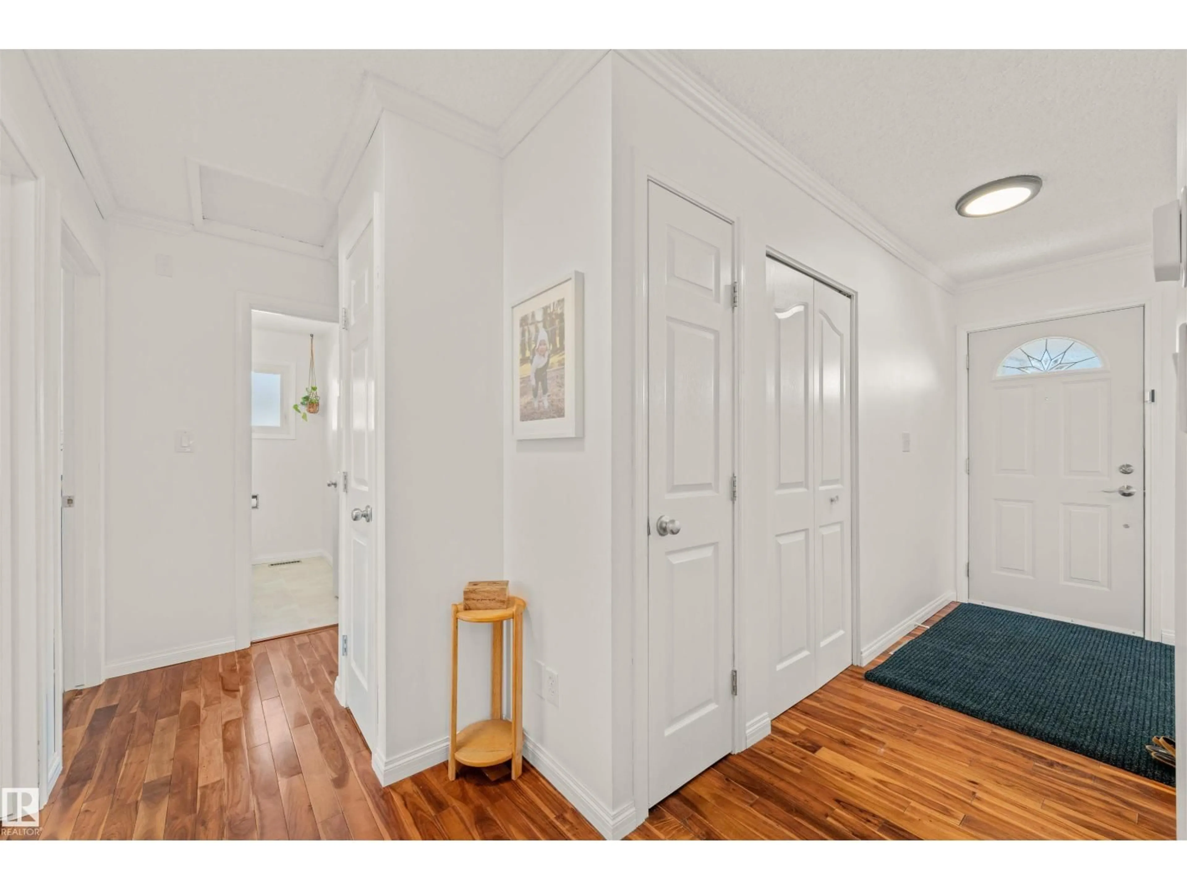 Indoor entryway for 2008 89 ST, Edmonton Alberta T6K2A3