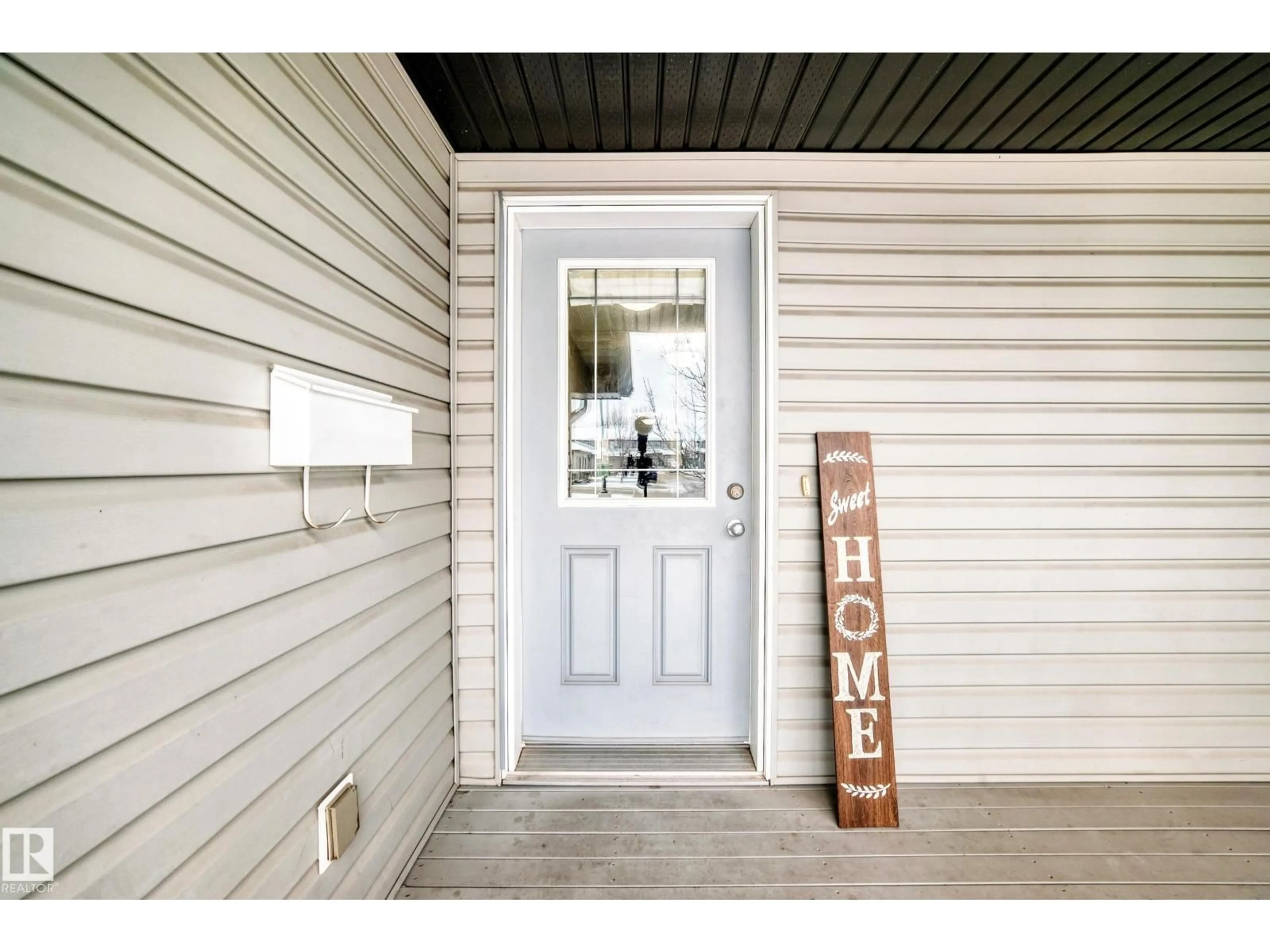 Indoor entryway for 8 - 13838 166AVE NW, Edmonton Alberta T6V0K3