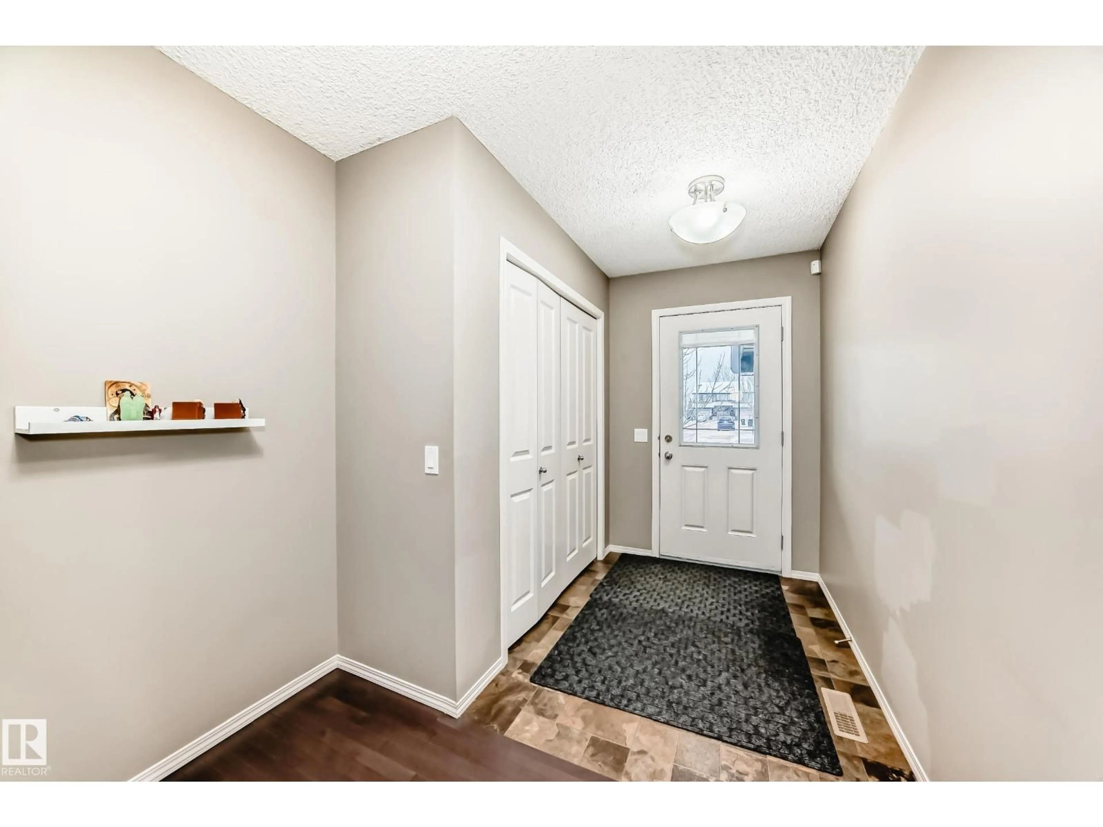 Indoor entryway for 8 - 13838 166AVE NW, Edmonton Alberta T6V0K3