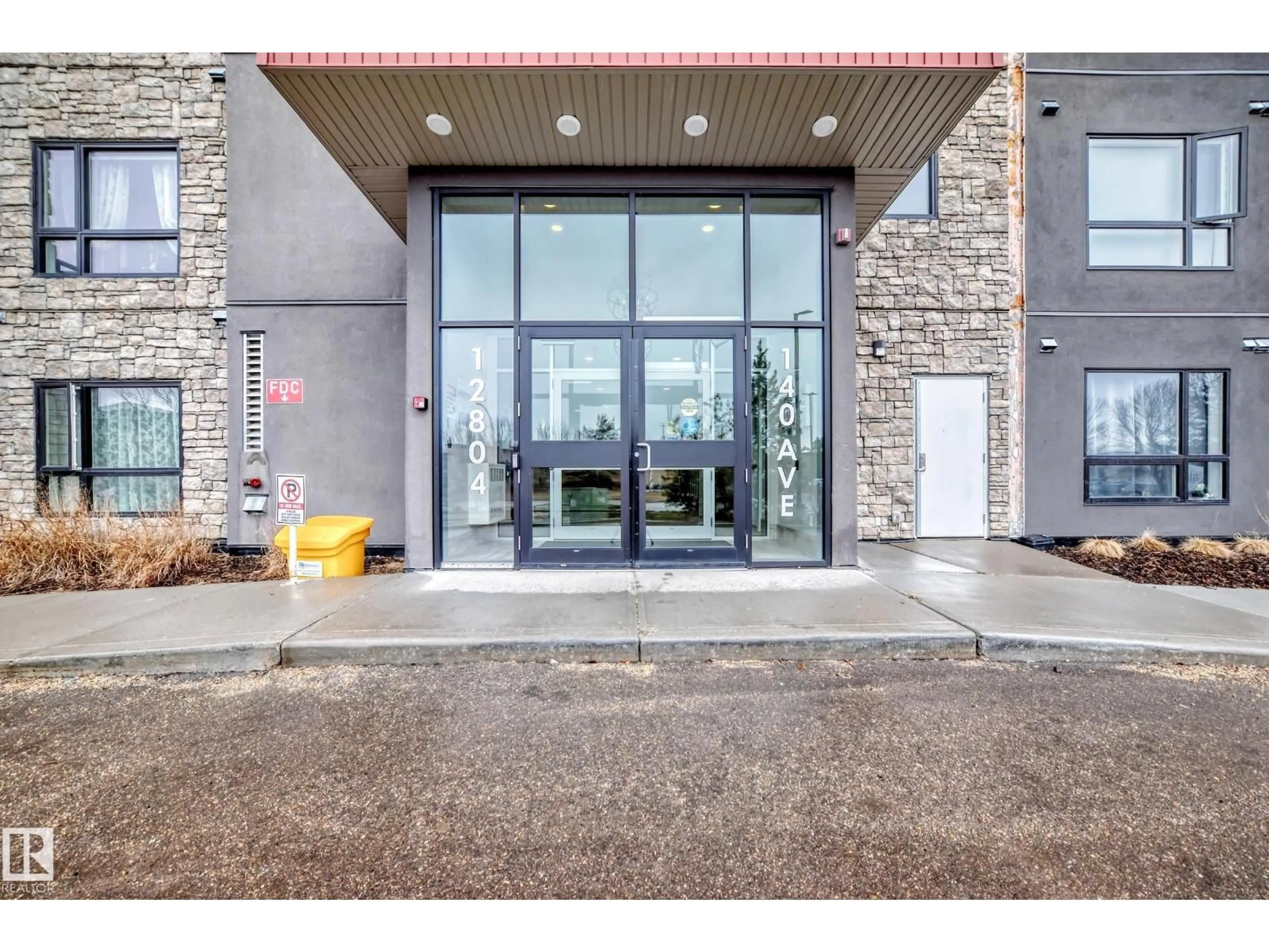 Indoor foyer for 221 12804 140 AV, Edmonton Alberta T6V0M3