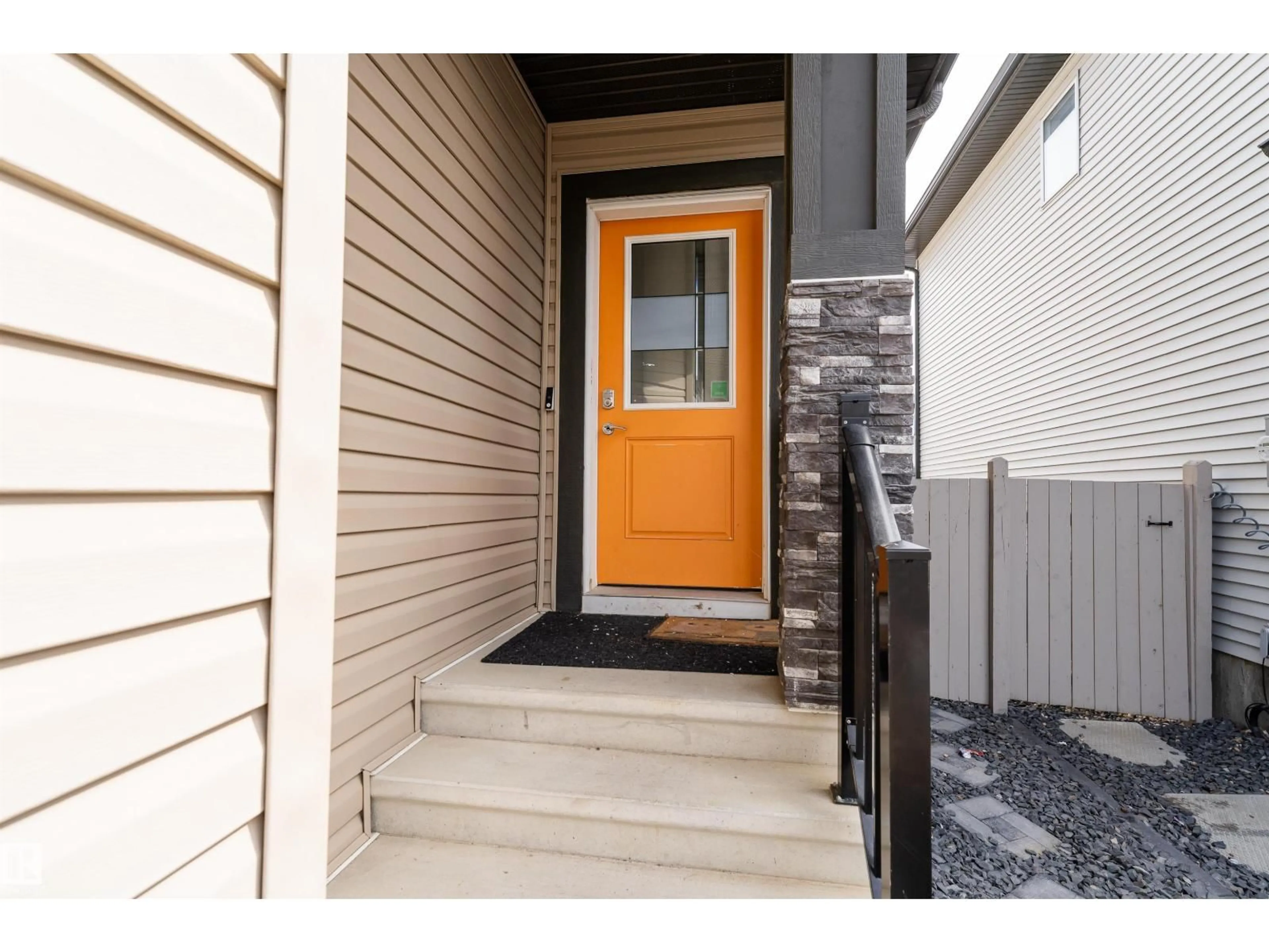 Indoor entryway for 17707 65 ST, Edmonton Alberta T5Y3X2