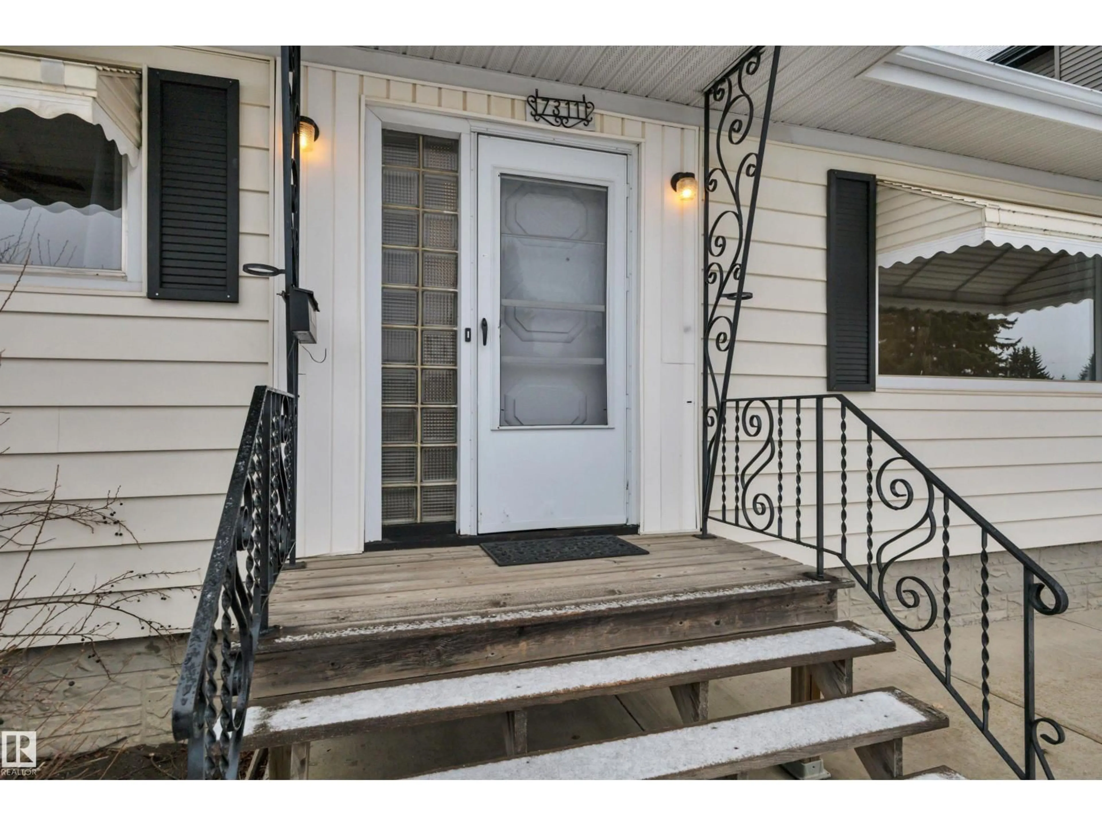 Indoor entryway for 7311 82 ST, Edmonton Alberta T6C2X2