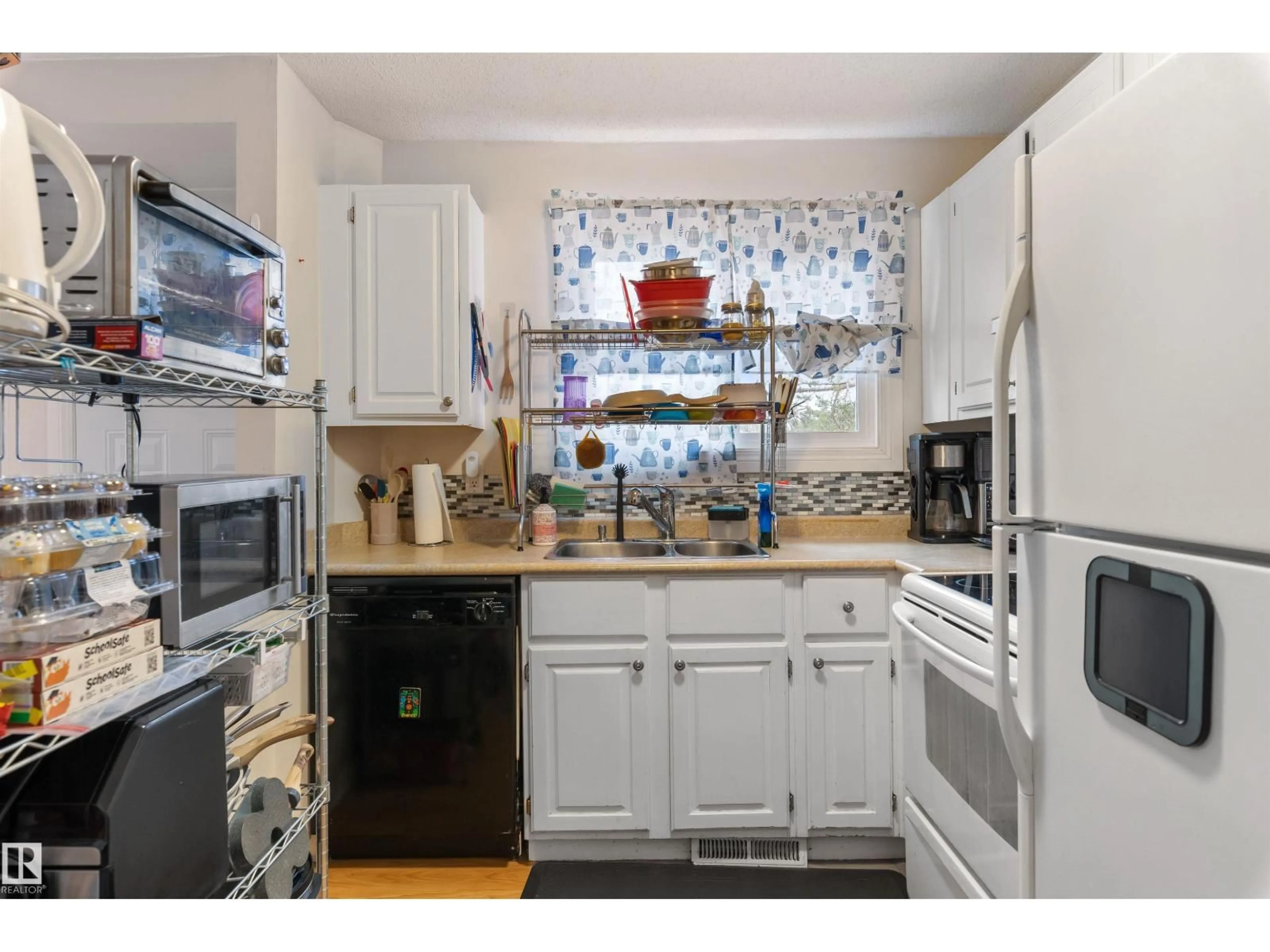 Standard kitchen, unknown for 5975 40 AV NW, Edmonton Alberta T6L3P6