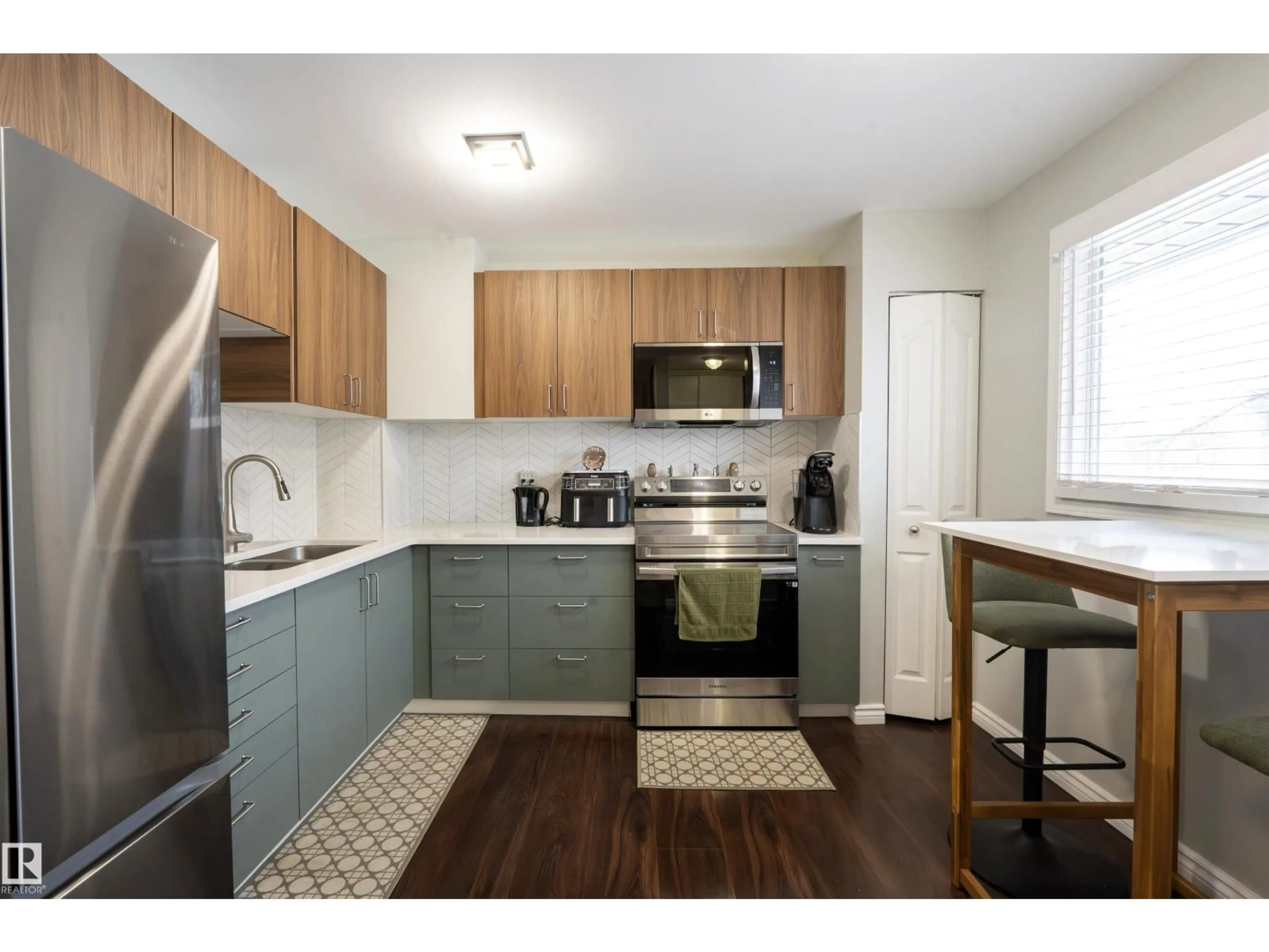 Standard kitchen, wood/laminate floor for 1728 37 ST, Edmonton Alberta T6L2R7