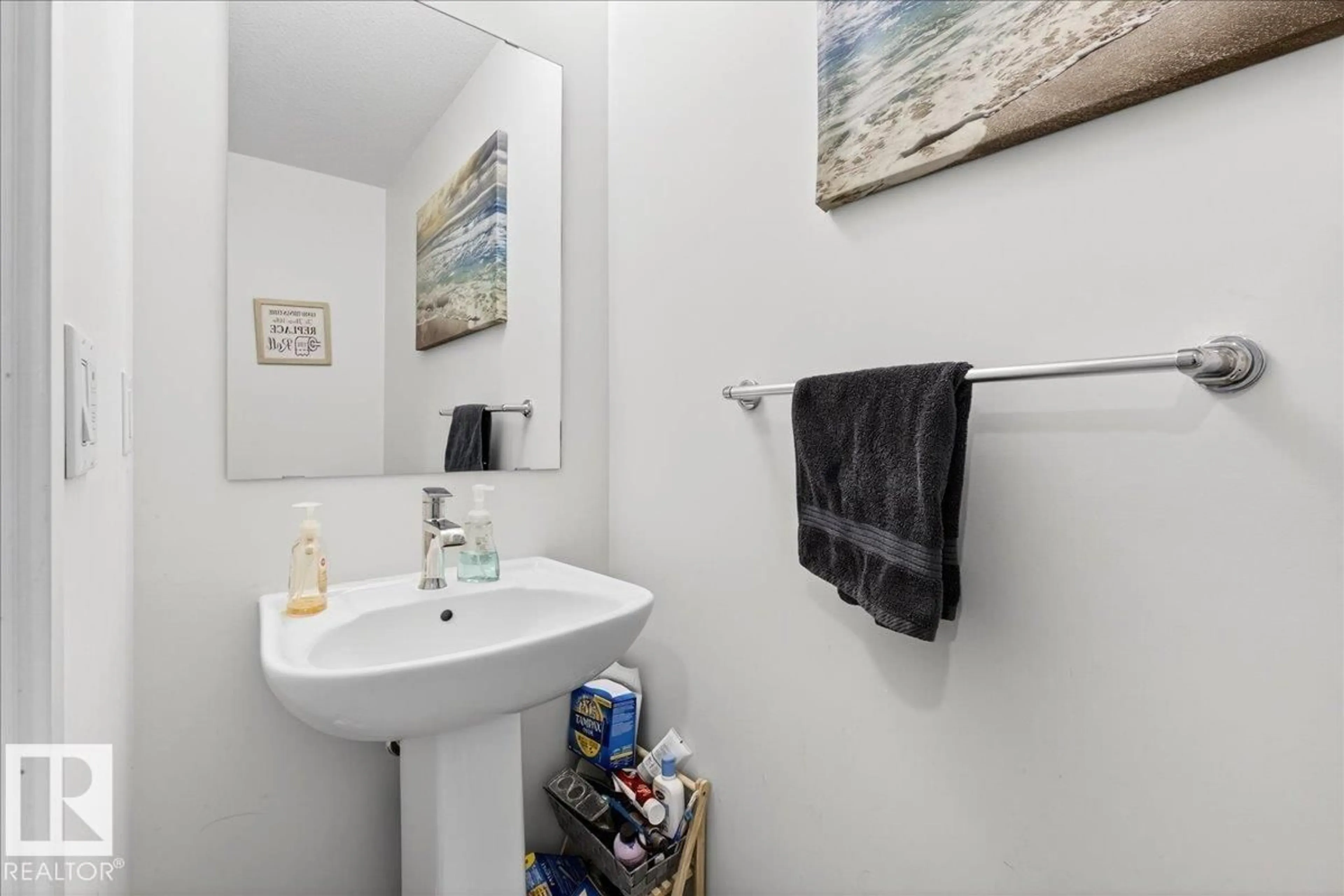 Standard bathroom, ceramic/tile floor for 3780 ERLANGER DR, Edmonton Alberta T6M0M4