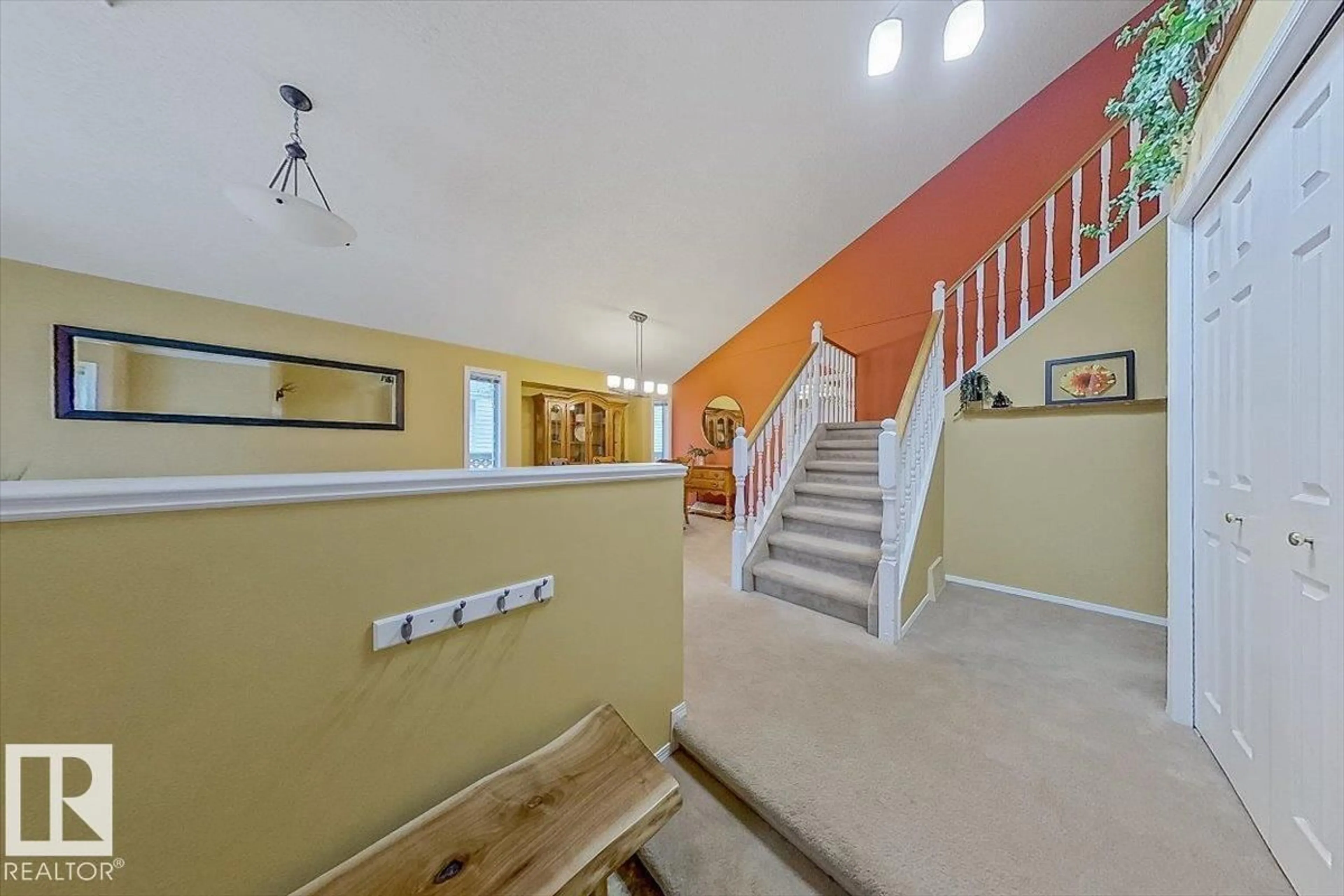 Indoor foyer for 19 DEANE CR, St. Albert Alberta T8N4Z8