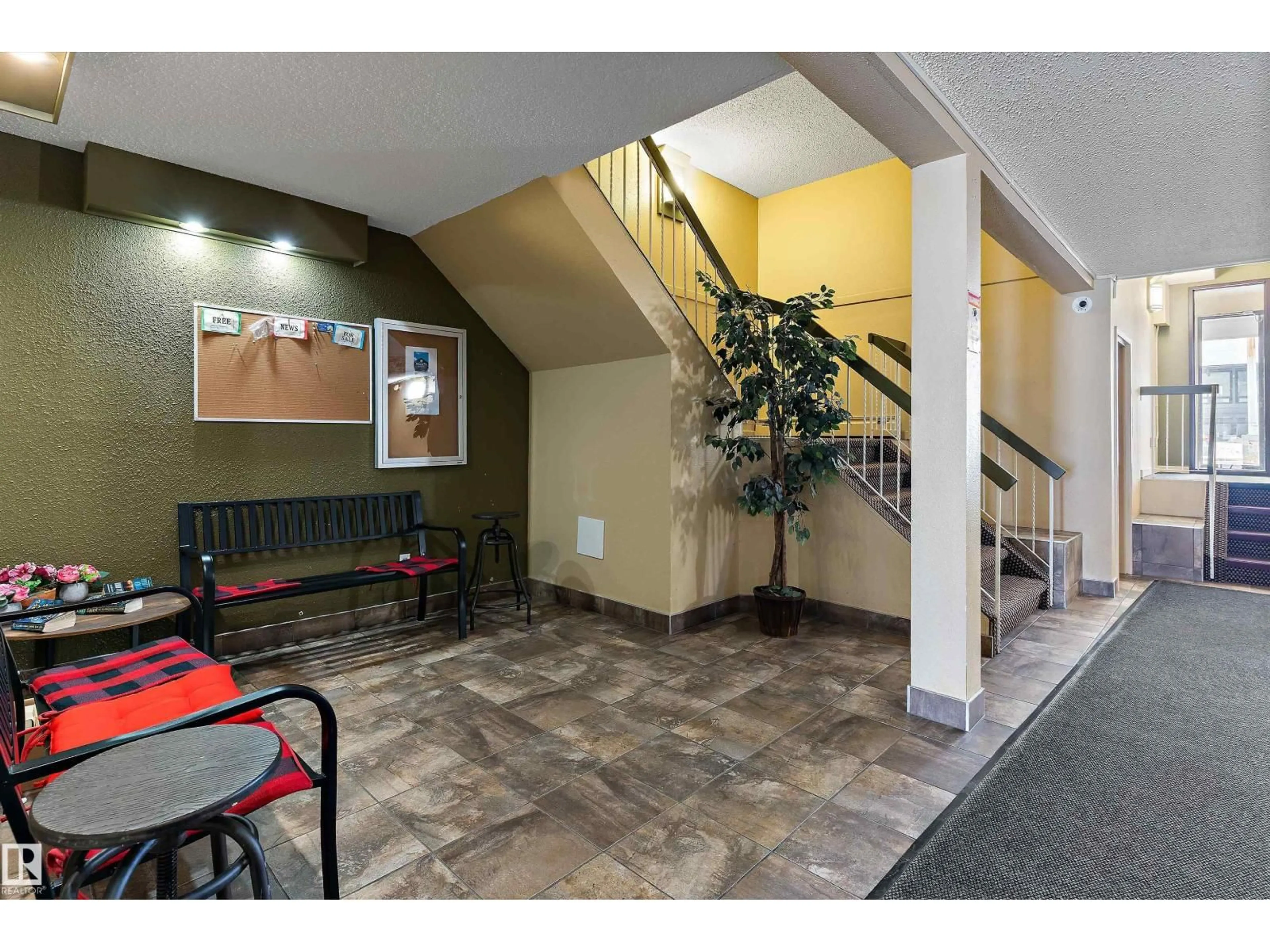 Indoor foyer for 407 - 3610 43 AV NW, Edmonton Alberta T6L5T2