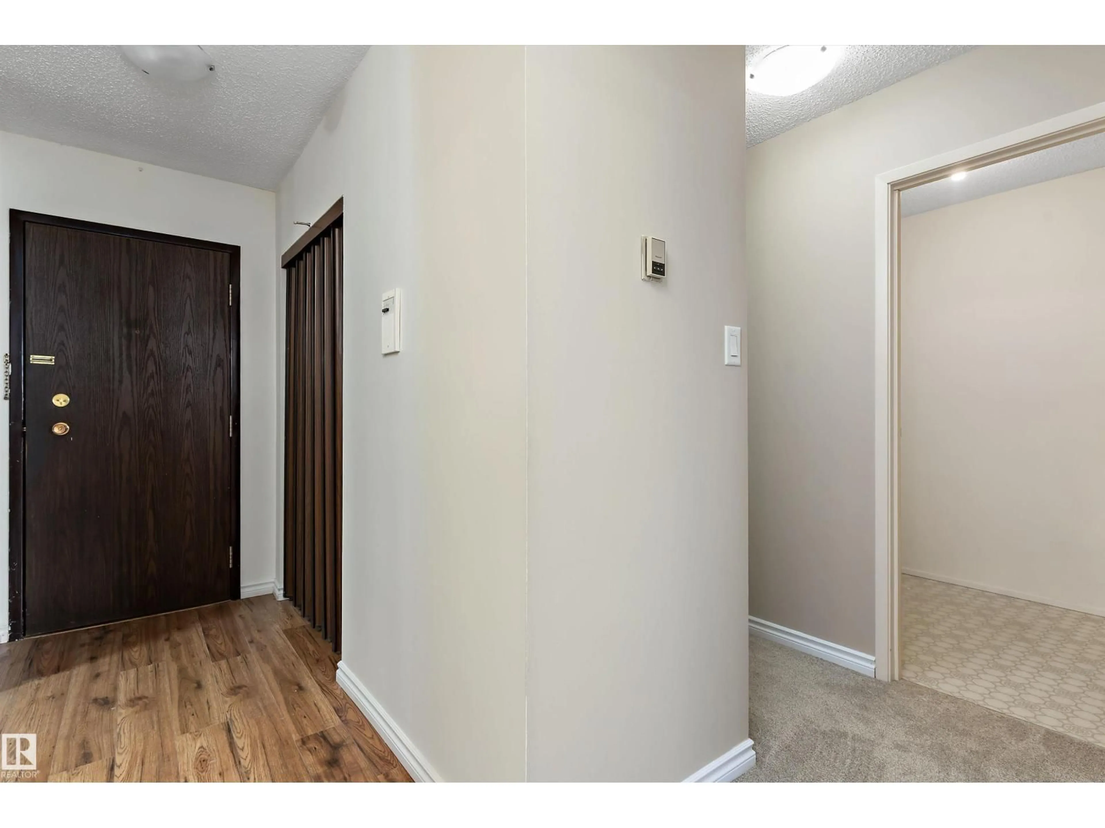 Indoor foyer for 407 - 3610 43 AV NW, Edmonton Alberta T6L5T2