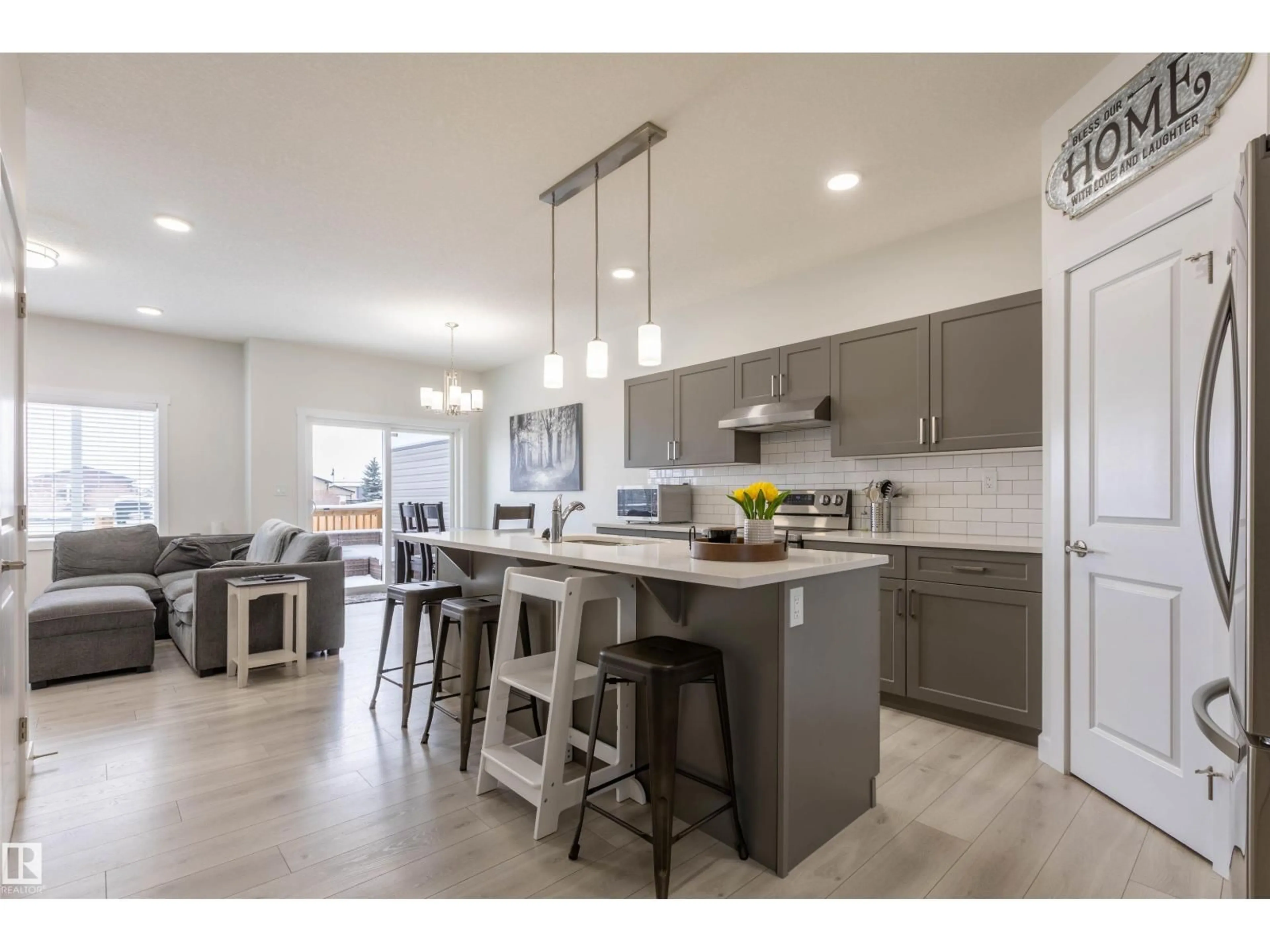 Open concept kitchen, ceramic/tile floor for 10706 99 ST, Morinville Alberta T8R2R8
