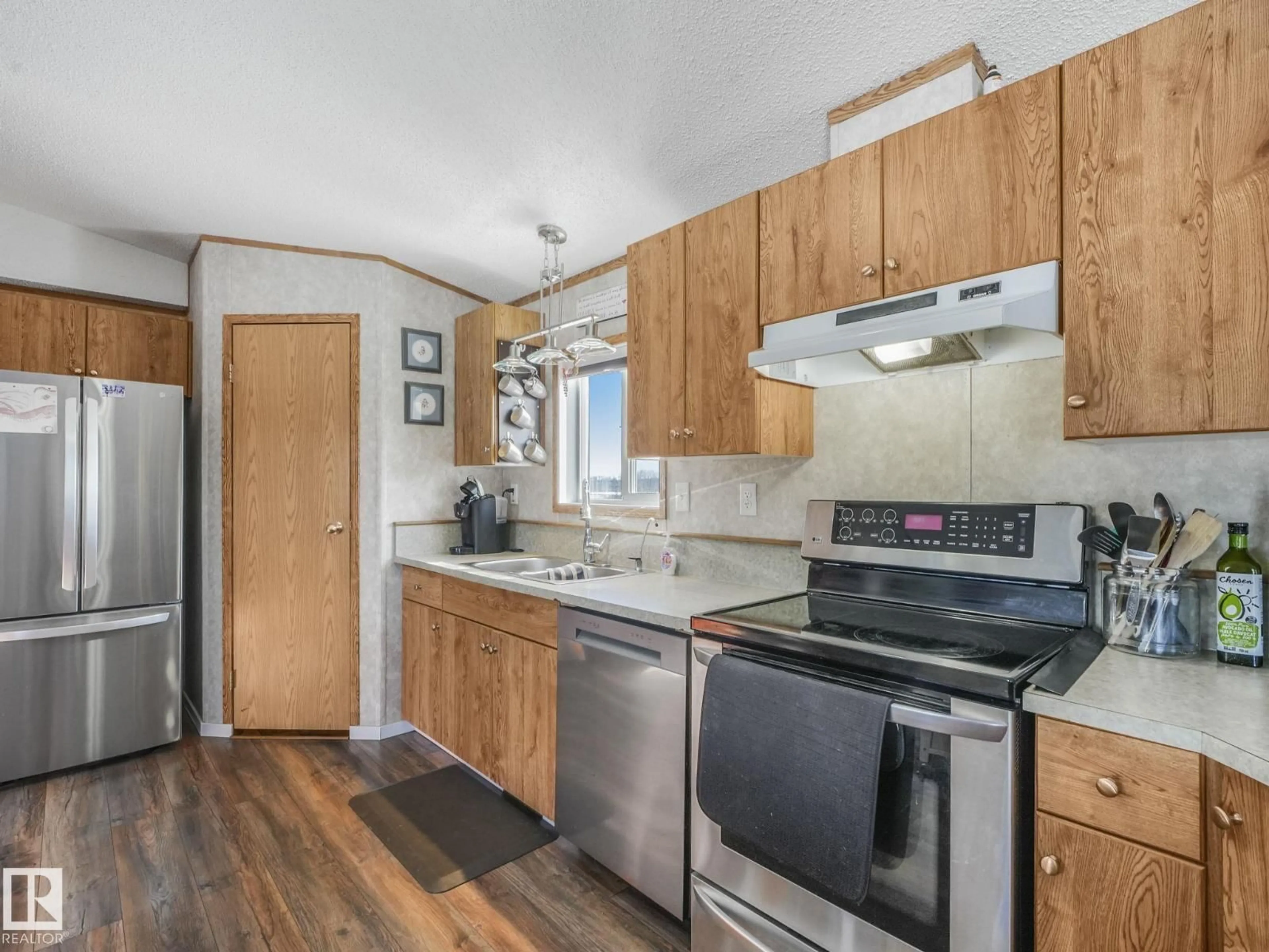 Standard kitchen, unknown for 56003 RGE ROAD 20A, Rural Lac Ste. Anne County Alberta T0E1V0